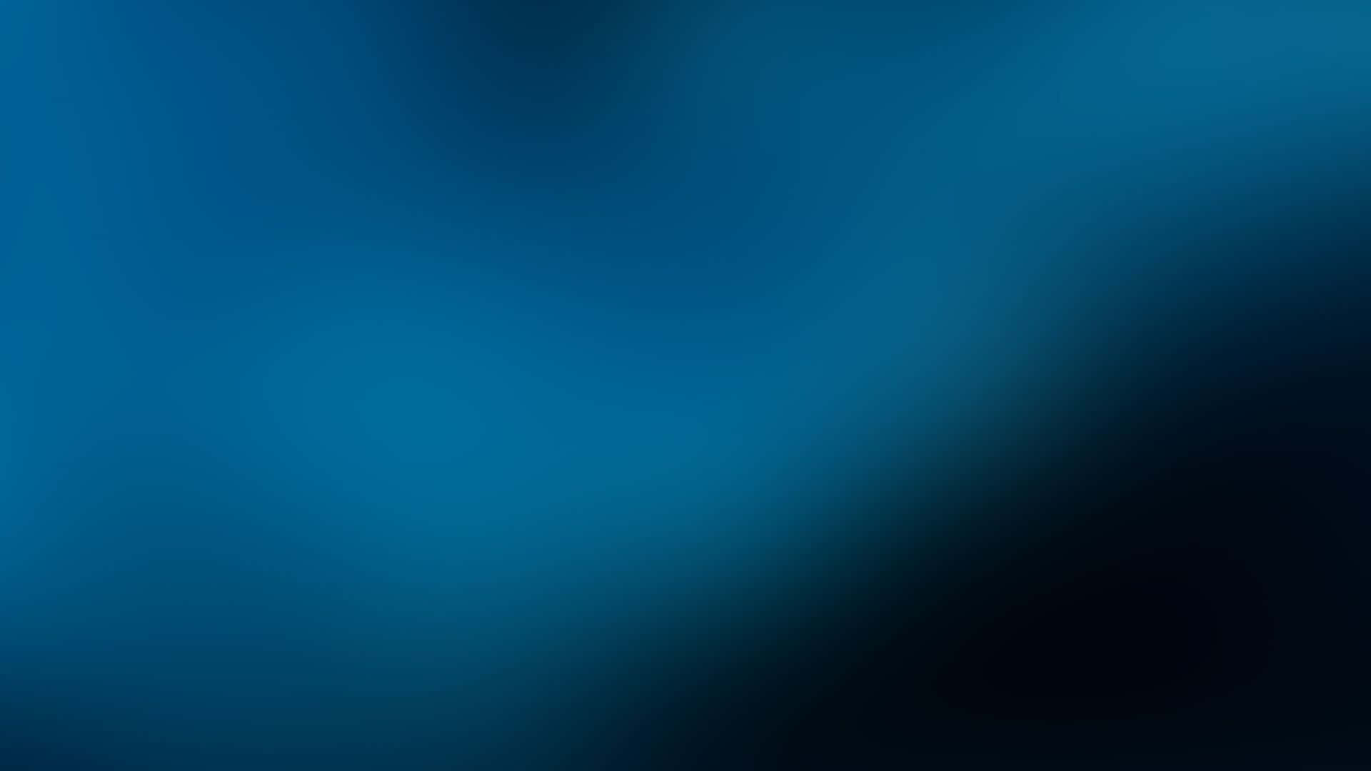 Black Blur 桌布 壁紙 — 深海洋藍色平滑漸變至黑色，營造出寧靜而神秘的抽象背景。