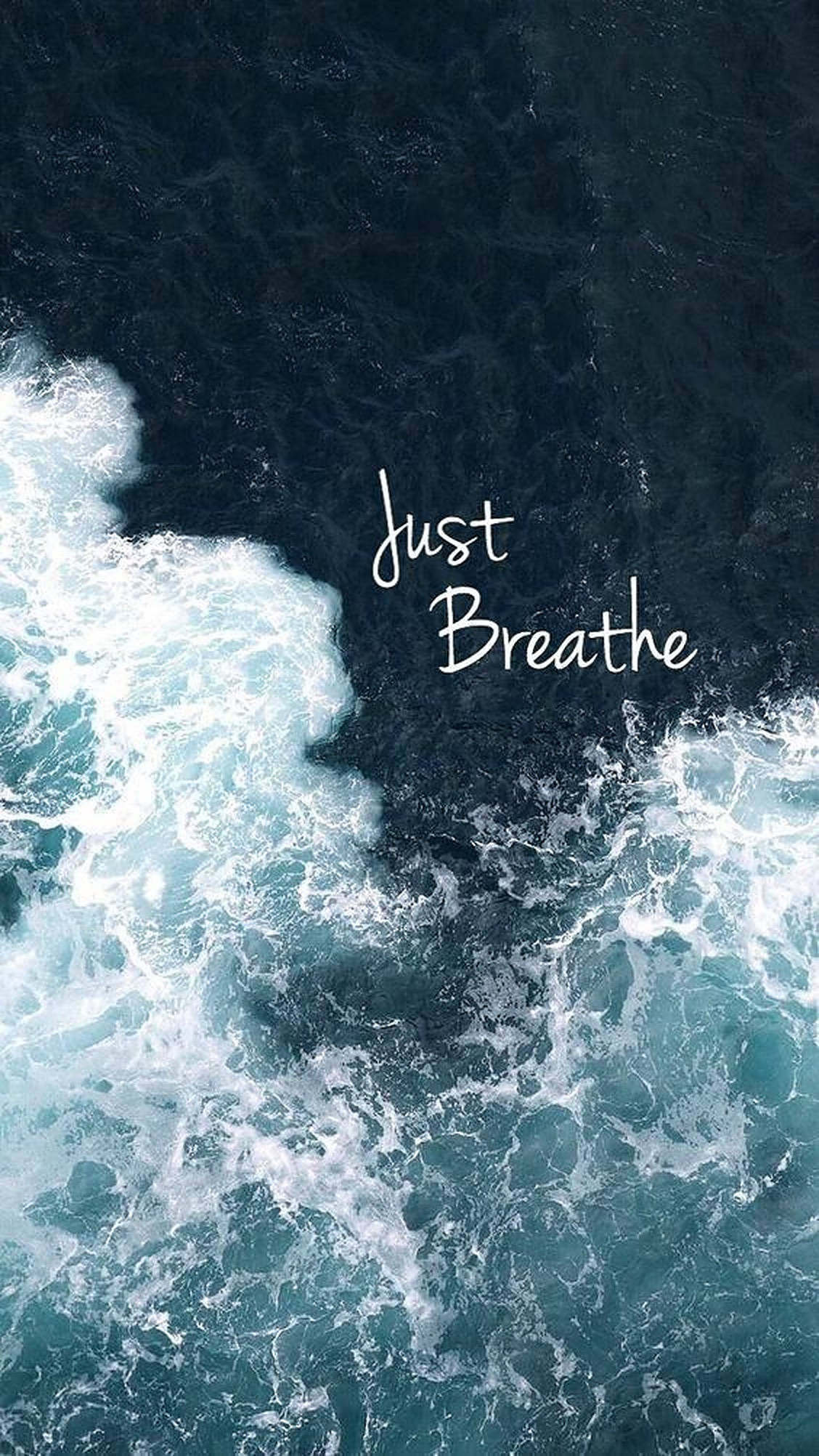 Breathing 桌布 壁紙 — 深海藍色海水與白色泡沫翻騰的海浪鳥瞰圖，並帶有文字 just breathe。