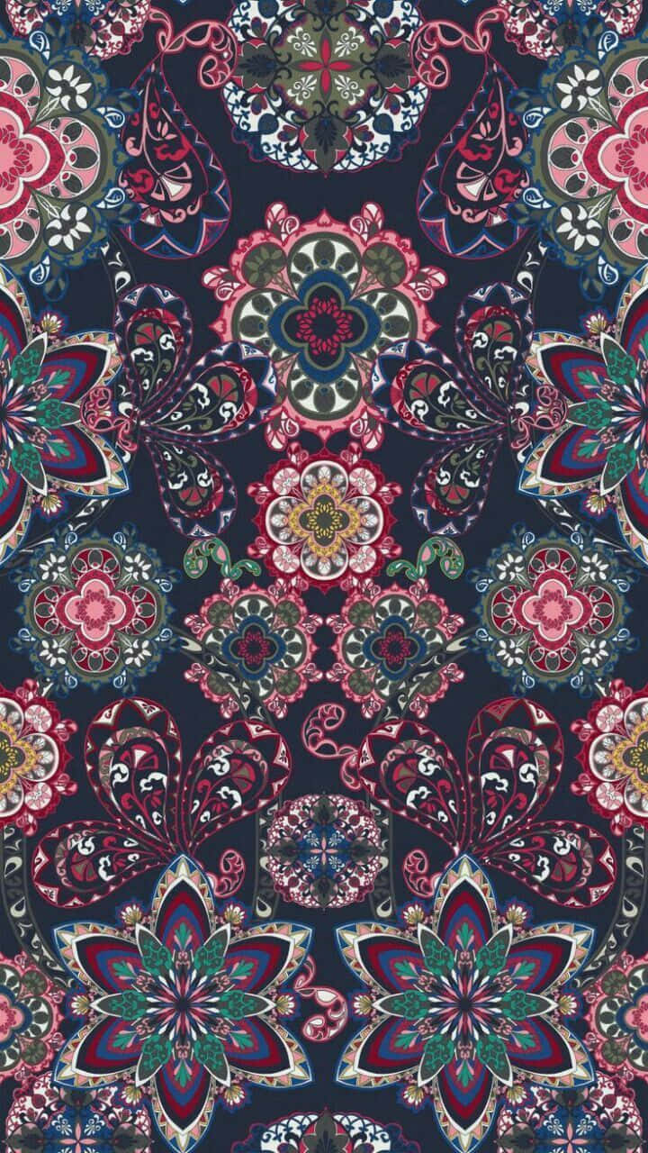 Paisley 桌布 壁紙 — 深海軍藍、粉紅、綠色和金色在深色背景上的鮮豔對稱花卉佩斯利圖案。