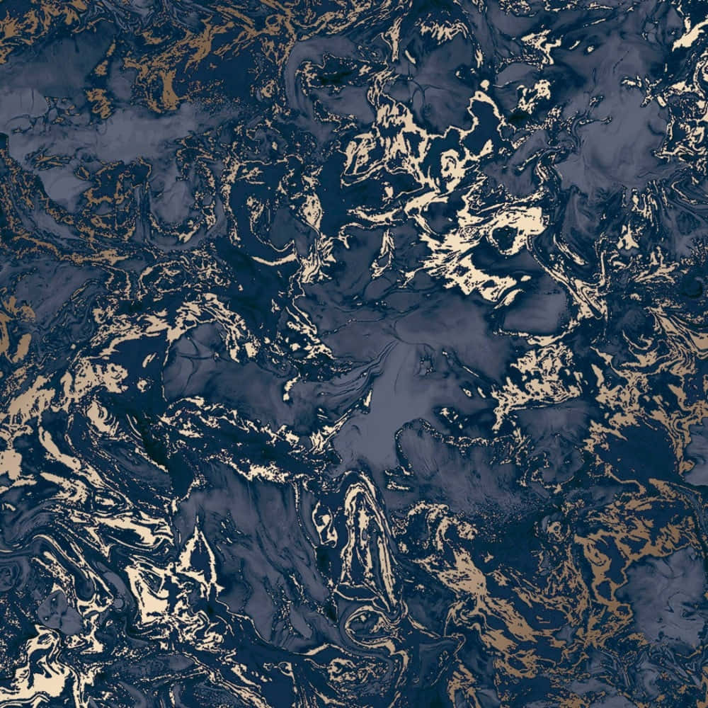 Blue Marble 桌布 壁紙 — 深海軍藍和金色漩渦營造出流暢有機運動的豪華抽象大理石圖案。