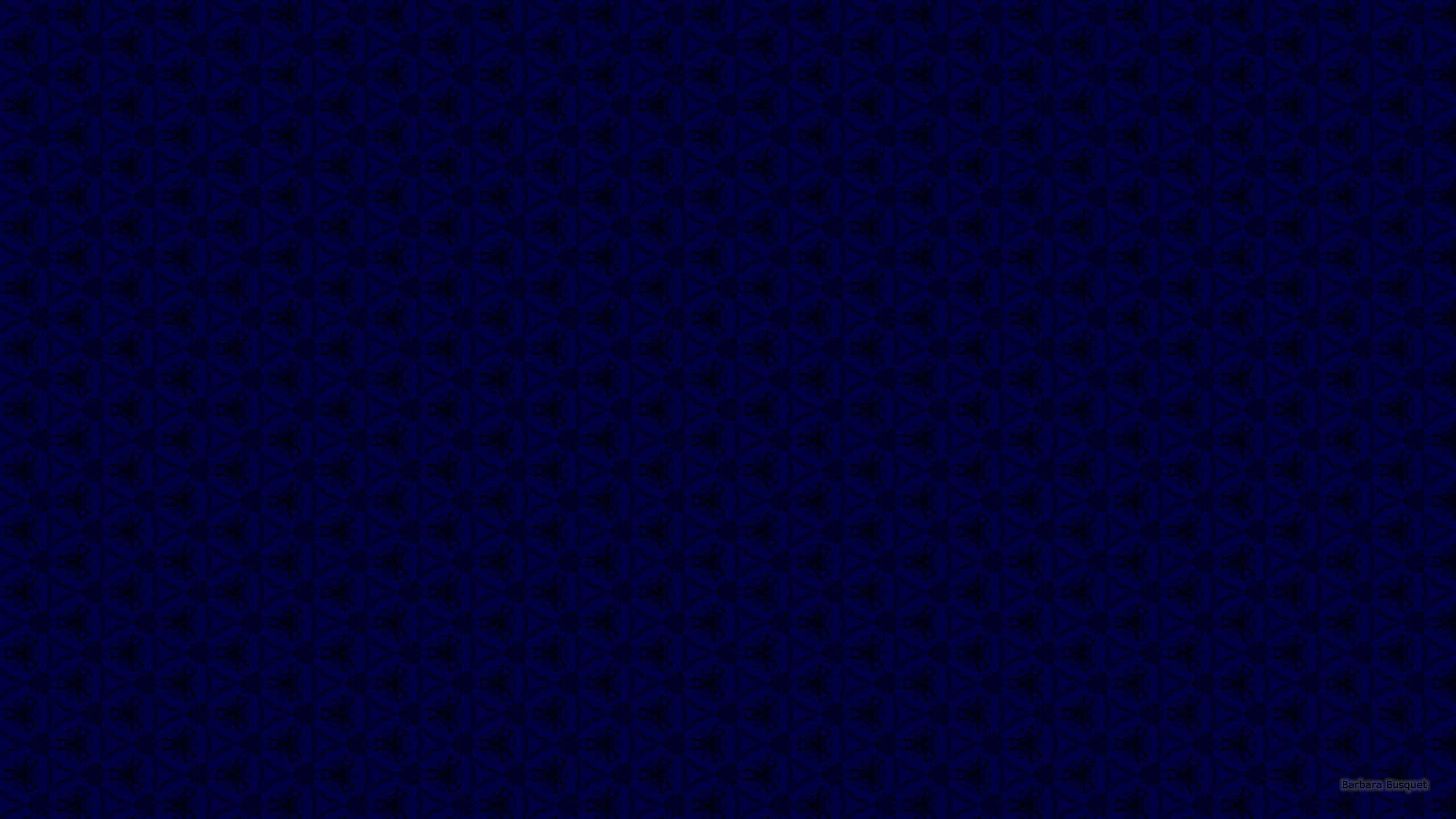 Dark Blue Pattern 桌布 壁紙 — 深海軍藍色壁紙，帶有微妙的幾何重複圖案，由相互鎖定的三角形組成。