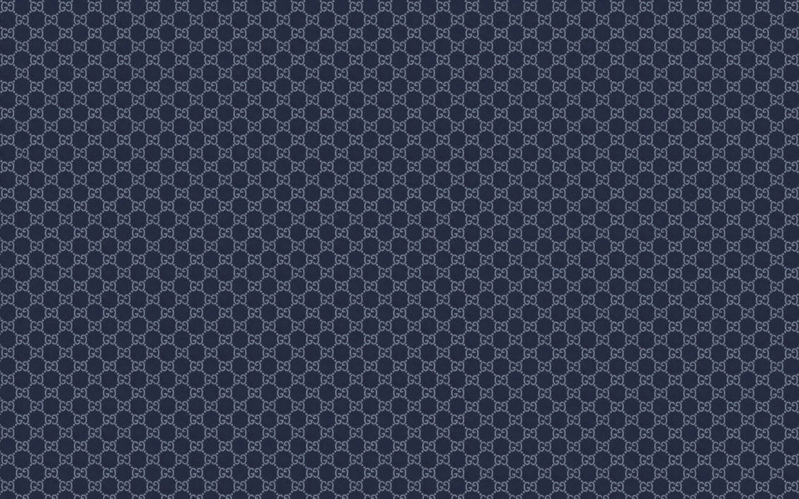 Gucci Pattern 桌布 壁紙 — 深海軍藍色壁紙，帶有重複的淺灰色交錯GG字母組合圖案。