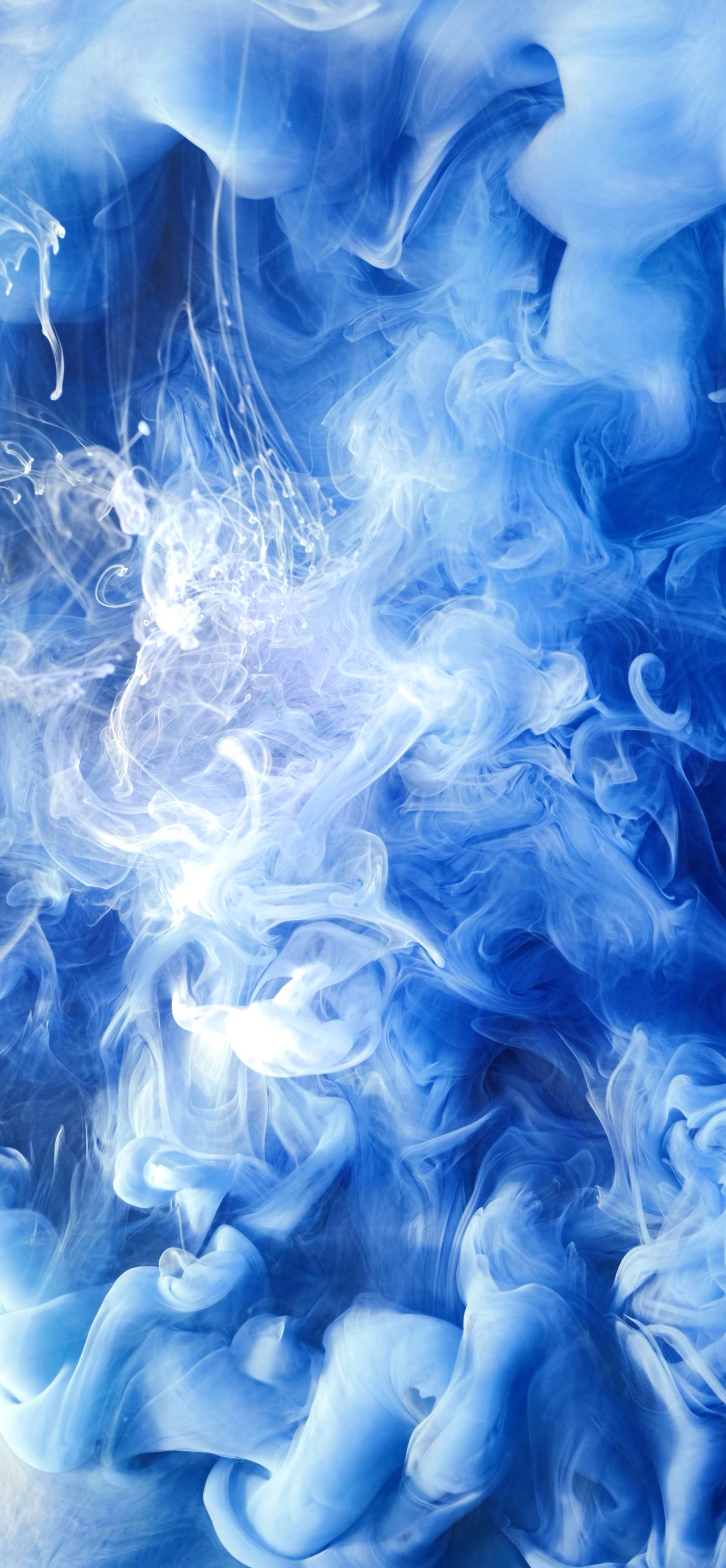 Blue Smoke 桌布 壁紙 — 深淺藍色墨水的動態漩渦在深色背景上以抽象、空靈的圖案流動。