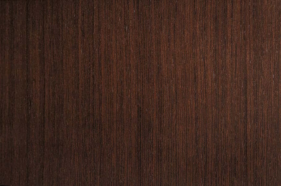 Dark Brown 桌布 壁紙 — 深濃棕色木紋的特寫，具有垂直紋理和微妙的自然變化。