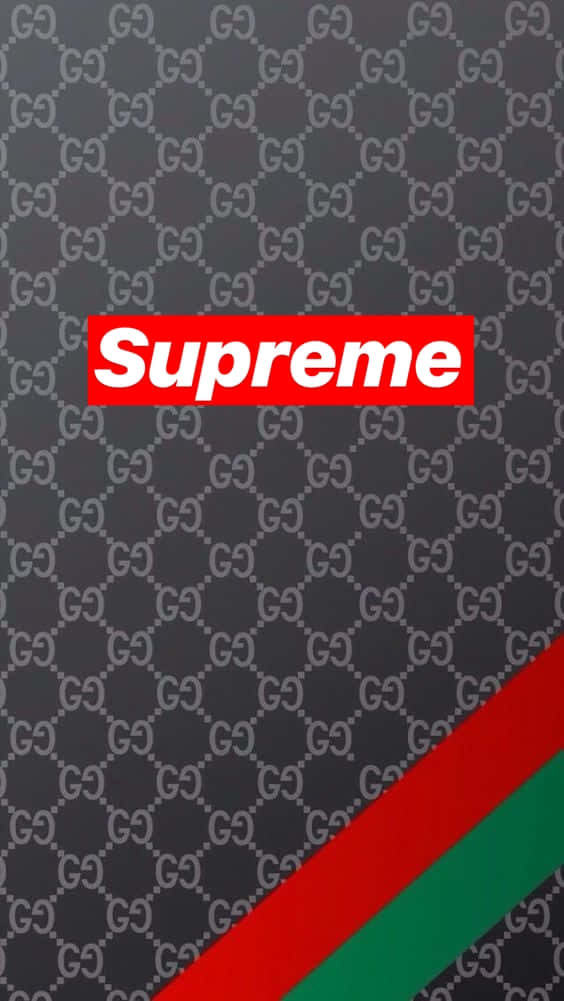 supreme 桌布 壁紙 — 深灰色Gucci字母組合圖案背景，帶有醒目的紅色Supreme標誌方塊和對角紅綠條紋。