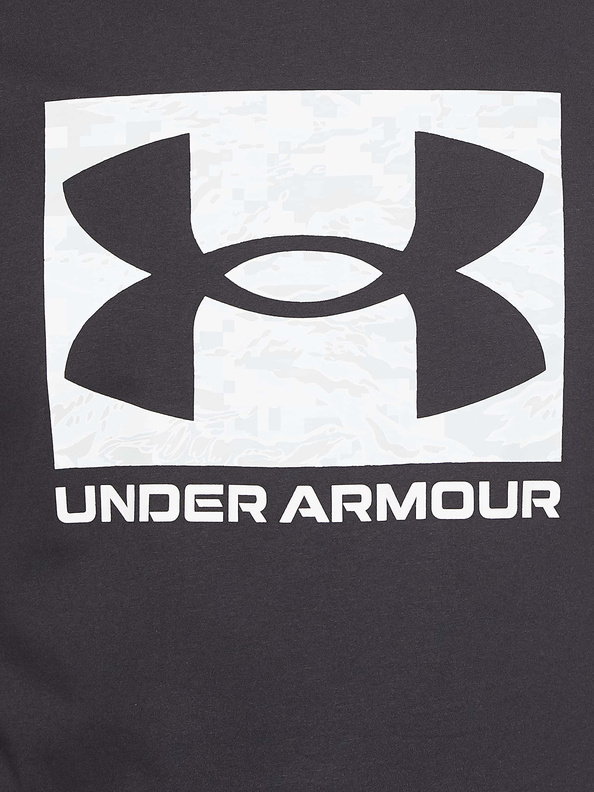 Under Armour 桌布 壁紙 — 深灰色T恤特寫，白色紋理正方形上有粗體黑色Under Armour標誌，下方有品牌名稱。