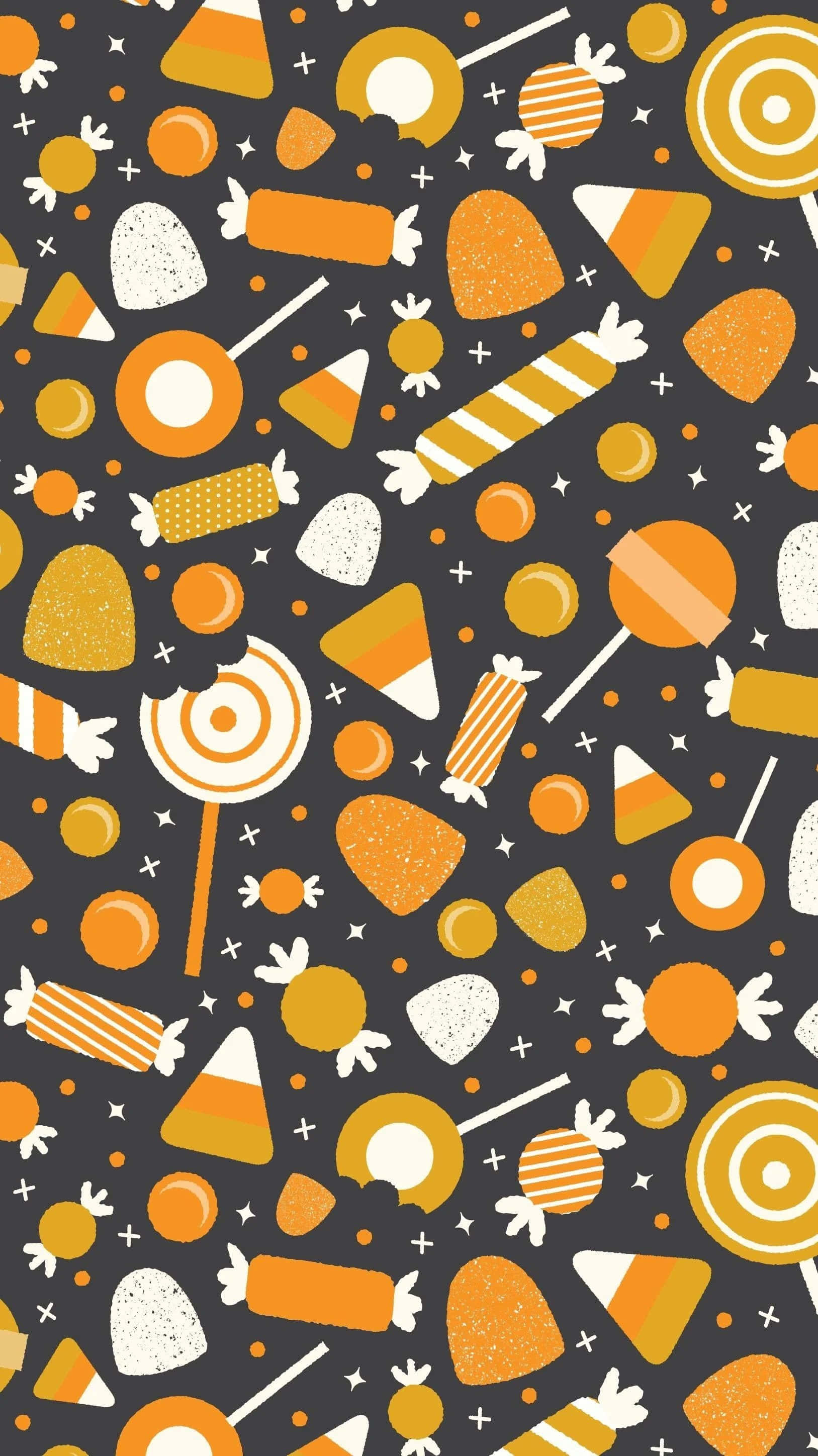 Halloween Phone 桌布 壁紙 — 深灰色壁紙，上面散落著橙色、白色和黃色的萬聖節糖果圖標，例如棒棒糖和玉米熱狗。