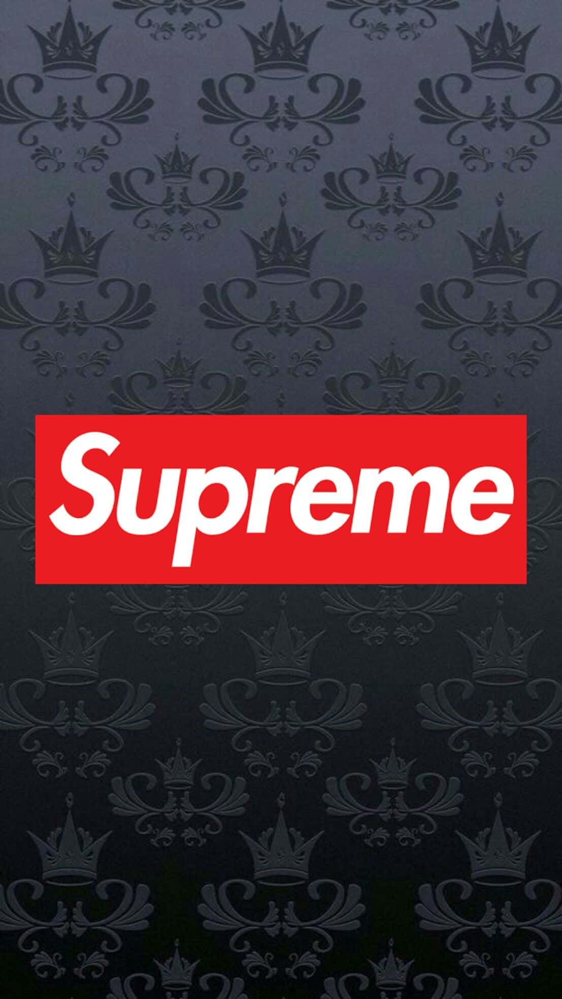 Supreme iPhone 桌布 壁紙 — 深灰色壁紙，帶有重複的皇冠圖案，中央以白色文字呈現醒目的紅色Supreme標誌。