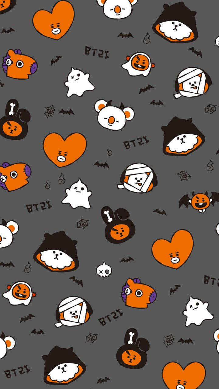 BT21 桌布 壁紙 — 深灰色壁紙圖案，上面有可愛的卡通角色穿著萬聖節服裝，例如鬼魂、木乃伊和蝙蝠，還有橙色心形和蜘蛛網。