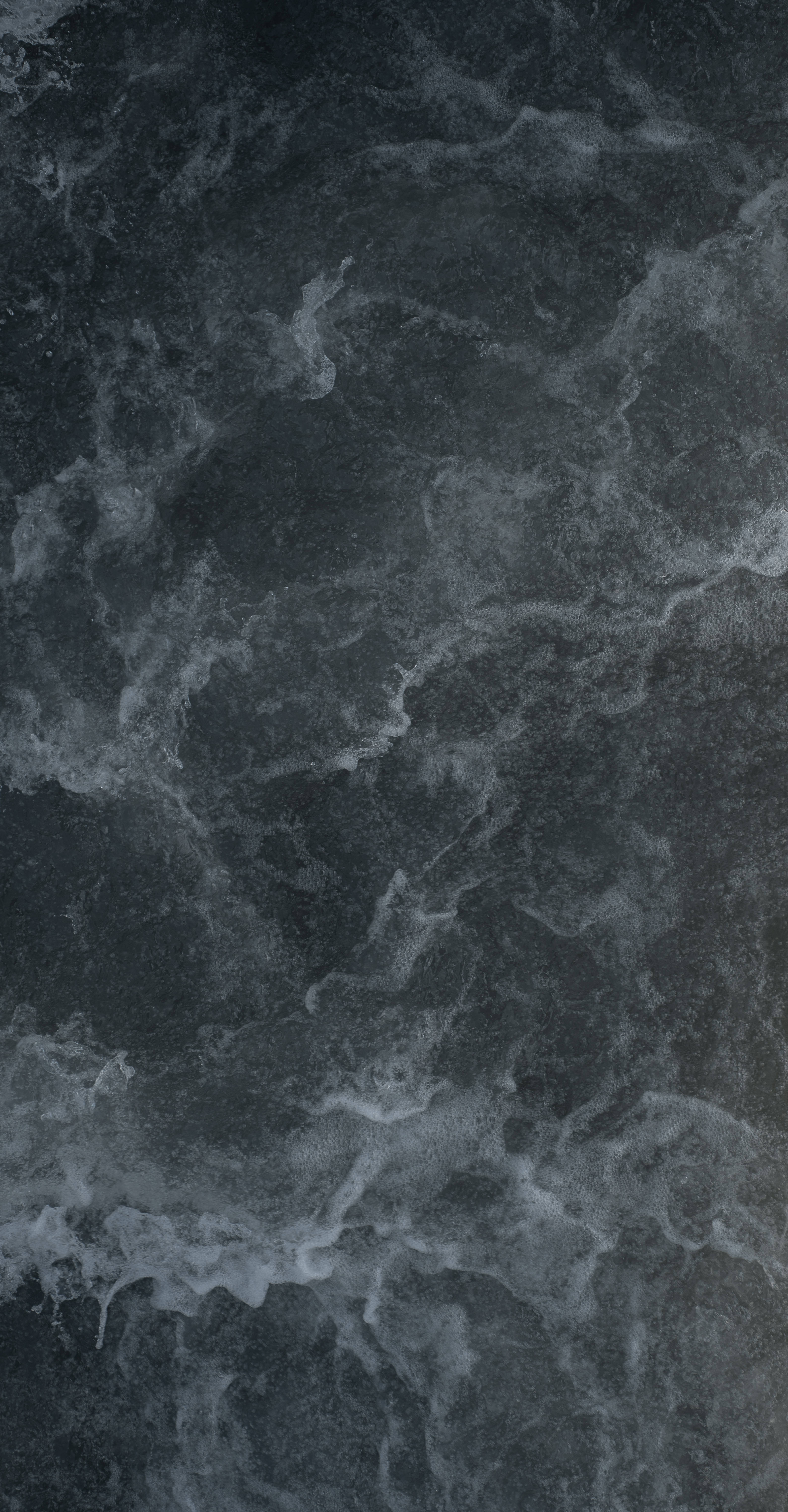 Black Marble 4K 桌布 壁紙 — 深灰色大理石帶有旋轉的白色紋理，營造出奢華而精緻的抽象質感。