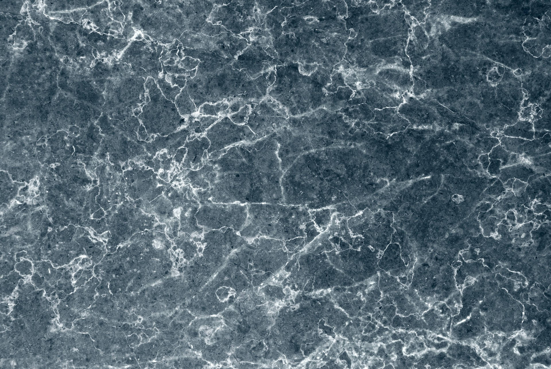 Marble Desktop 桌布 壁紙 — 深灰色大理石的近距離特寫，帶有複雜的白色紋理，營造出奢華優雅的天然石材質感。