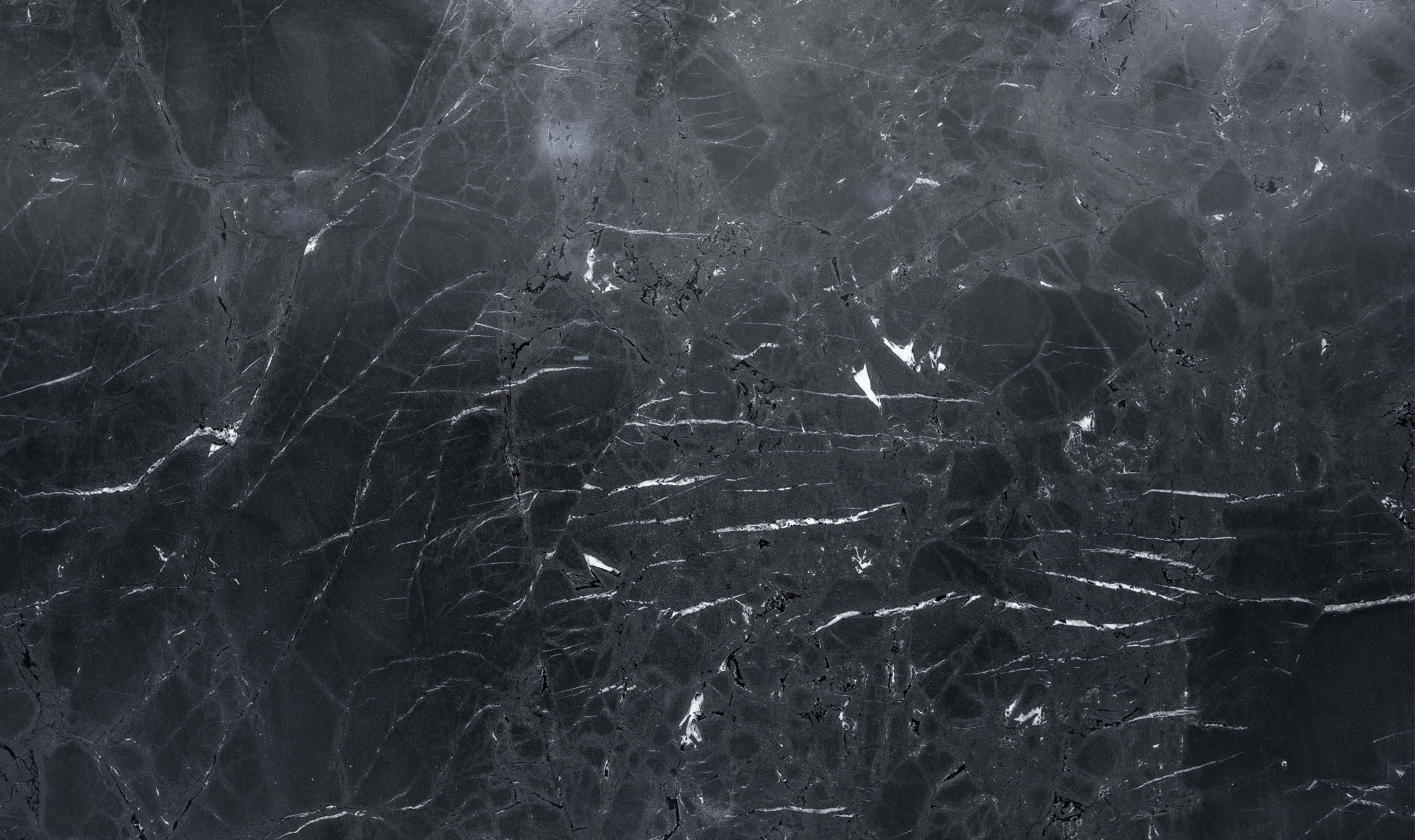 Grey Marble 桌布 壁紙 — 深灰色大理石的近距離特寫，帶有複雜的白色紋理和細微的質感變化。