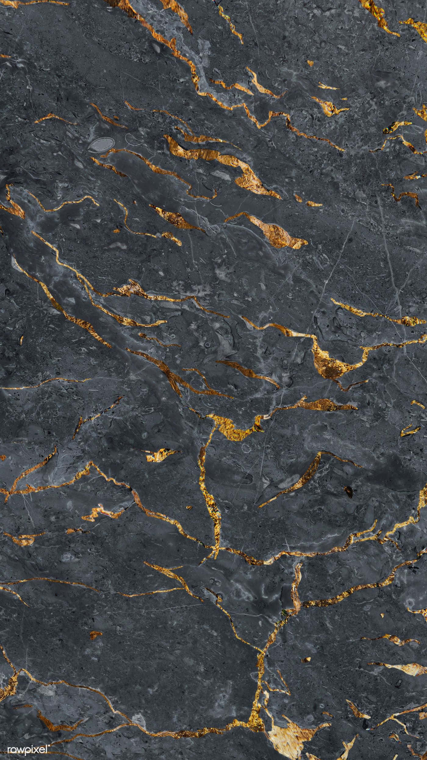 Marble Phone 桌布 壁紙 — 深灰色大理石表面，帶有複雜的金色紋理，以有機圖案流過石面。