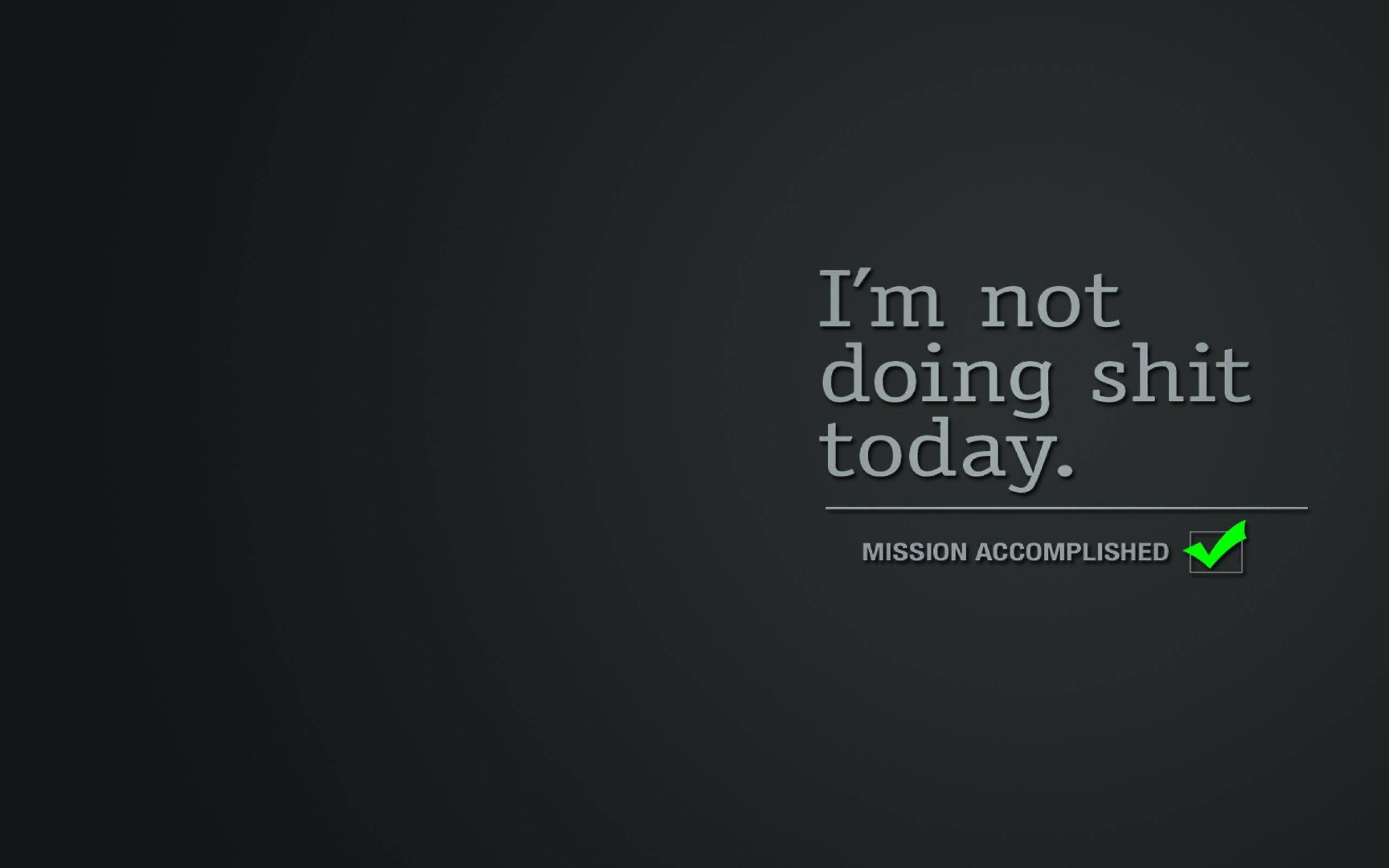 Funny Computer 桌布 壁紙 — 深灰色漸層背景，粗體白色文字宣告「I'm not doing shit today」和「MISSION ACCOMPLISHED」，帶有綠色勾號。