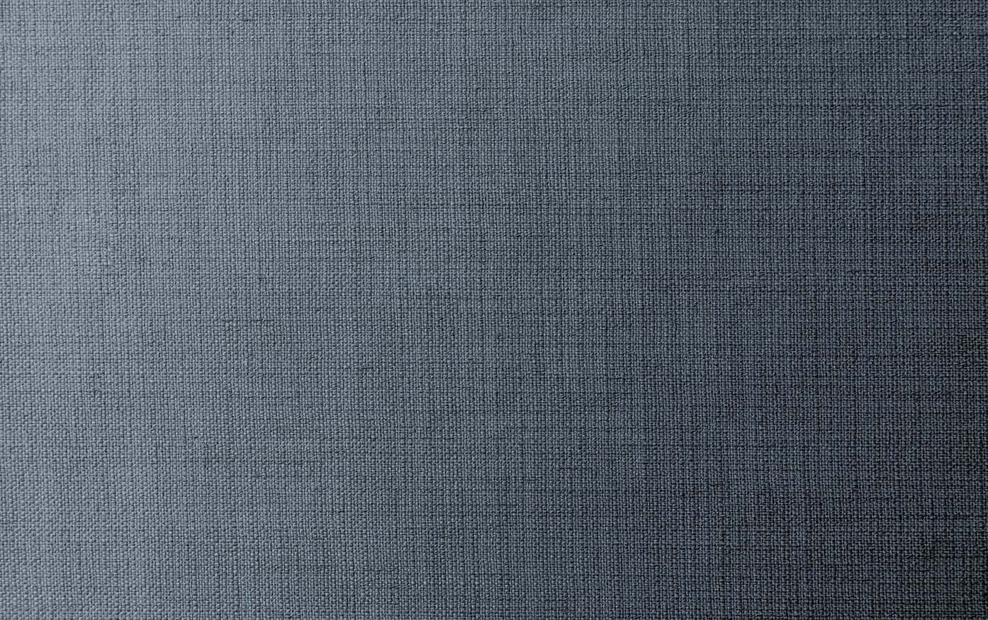 Fabric 桌布 壁紙 — 深灰色紋理布料的特寫，帶有微妙的編織圖案和柔和漸變照明。