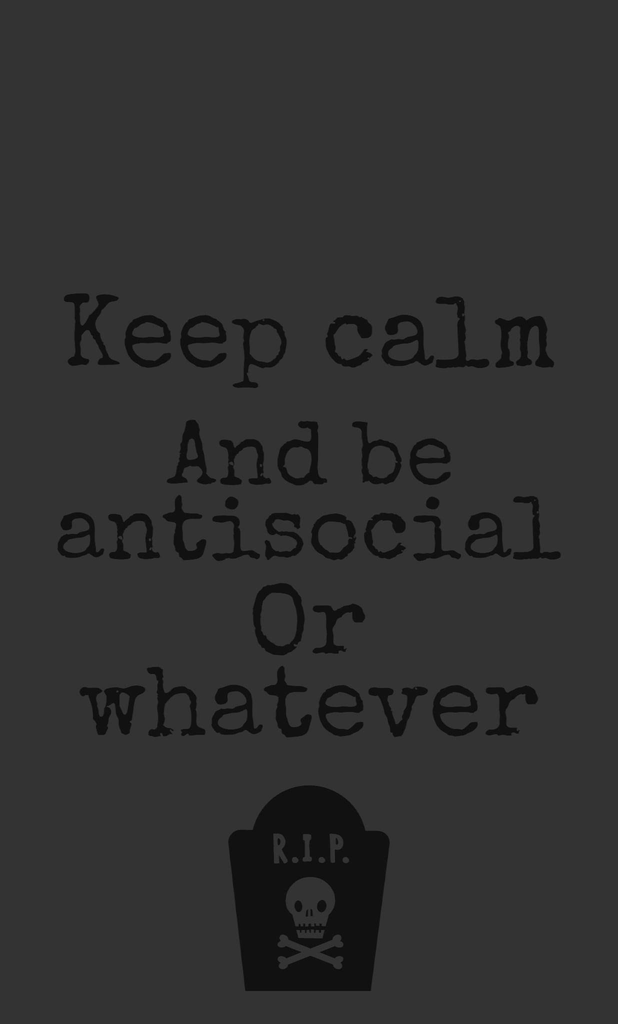 savage 桌布 壁紙 — 深灰色背景，上面有磨損的文字寫著「Keep calm And be antisocial Or whatever」，文字上方有一個帶有骷髏頭和交叉骨頭的墓碑圖示。