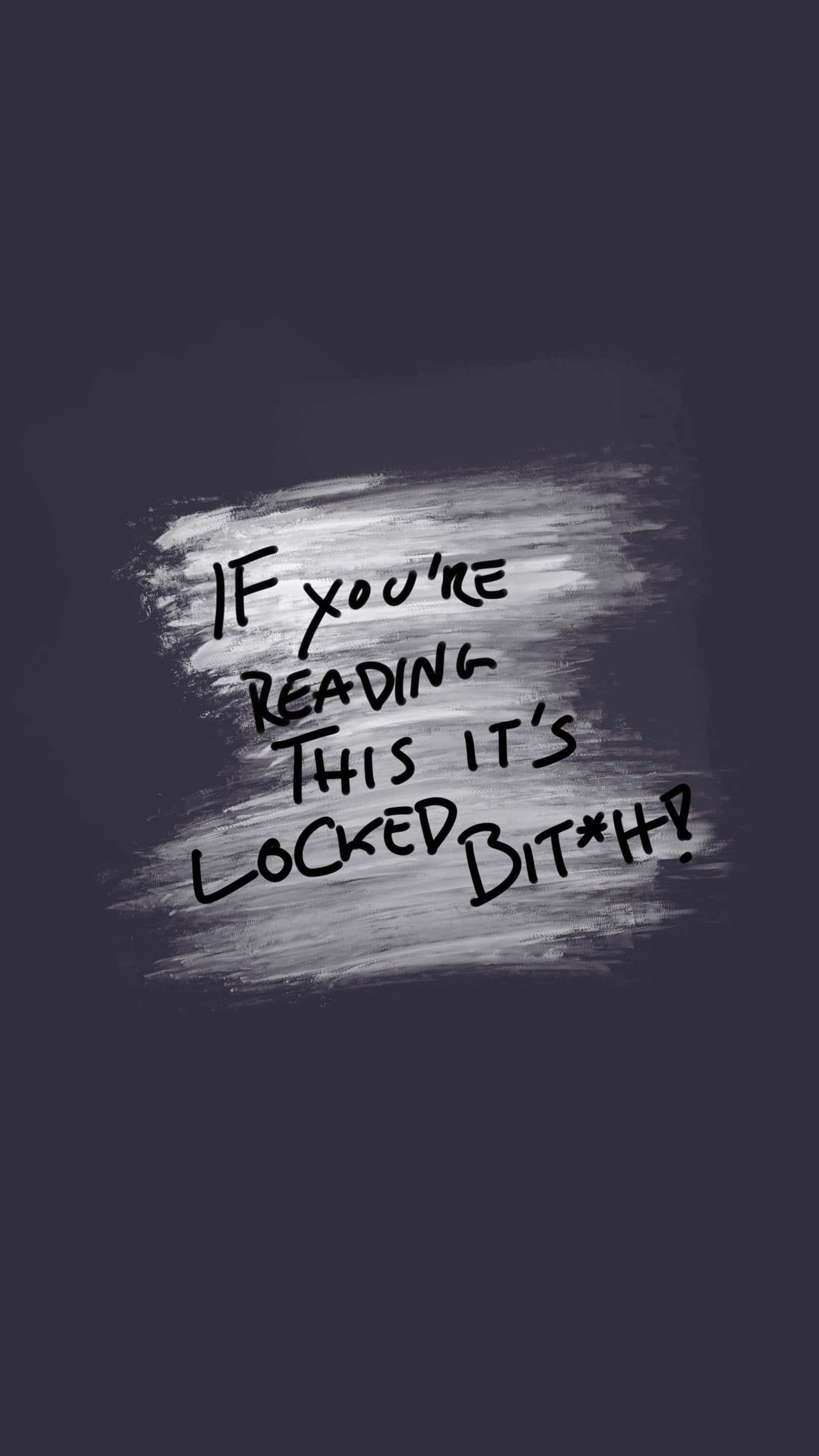Funny Lock Screen 桌布 壁紙 — 深灰色背景上以粗獷的筆觸風格顯示粗體手寫文字「IF YOU'RE READING THIS IT'S LOCKED BIT*H?」。