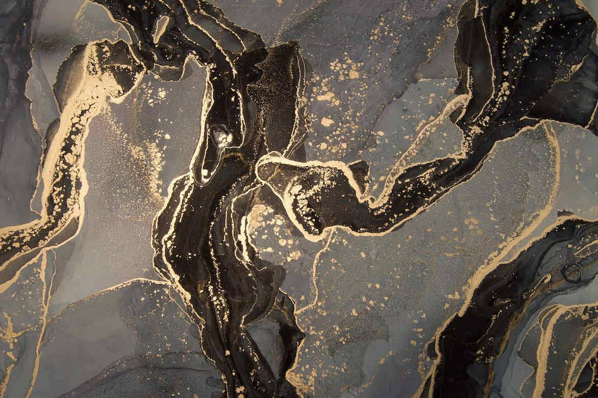 Gold Marble 桌布 壁紙 — 深灰色背景上帶有旋轉黑色和金色金屬圖案的優雅抽象流體藝術。