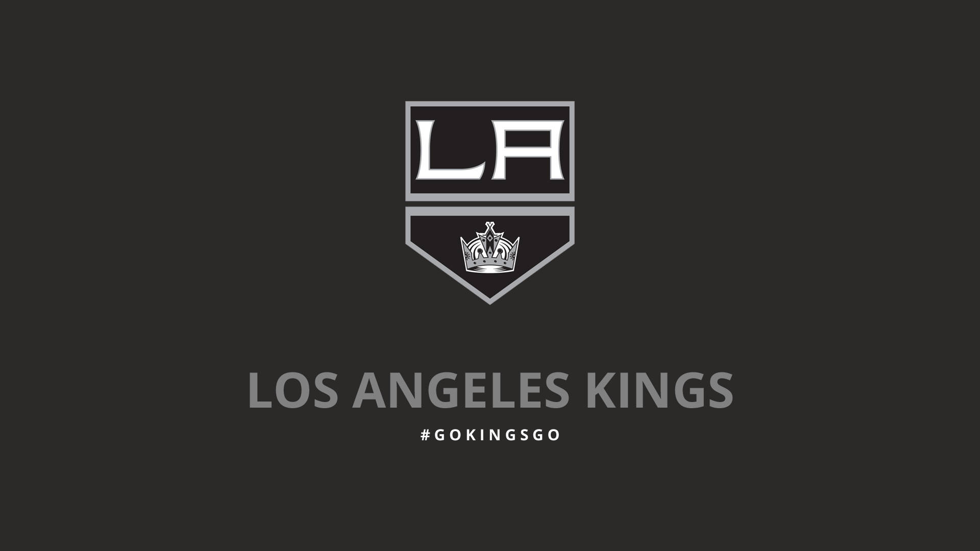 Los Angeles Kings 桌布 壁紙 — 深灰色背景上白色和灰色的洛杉磯國王隊標誌，下方有球隊名稱和主題標籤。