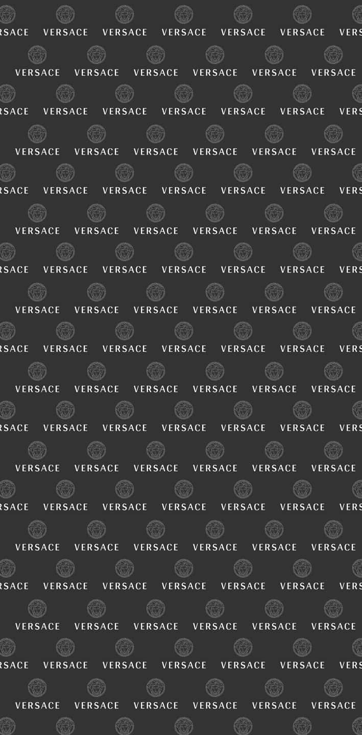 Versace iPhone 桌布 壁紙 — 深灰色背景上重複排列的白色 Versace 標誌圖案。