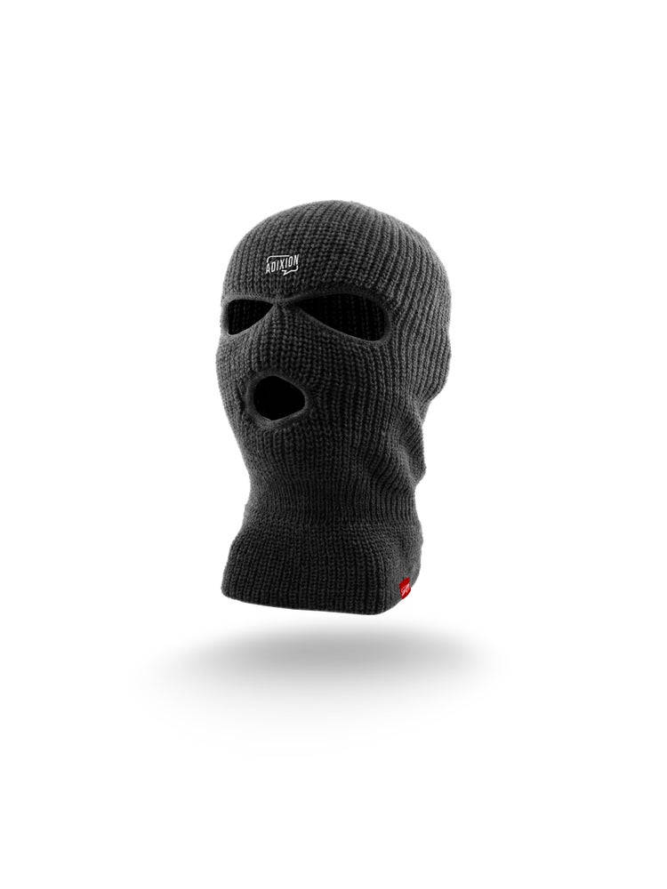 Mask 桌布 壁紙 — 深灰色針織巴拉克拉法帽，有眼和嘴孔，袖口有一個小紅色標誌，背景為白色。