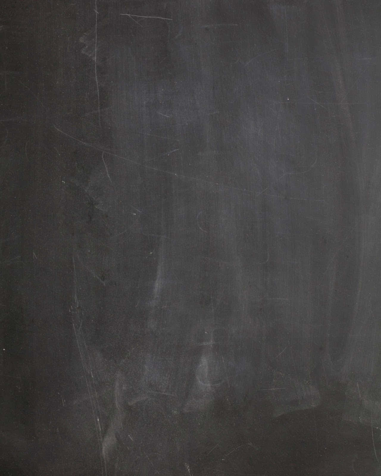 Chalkboard 桌布 壁紙 — 深灰色黑板表面的特寫，上面有微弱的白色粉筆污跡和刮痕。