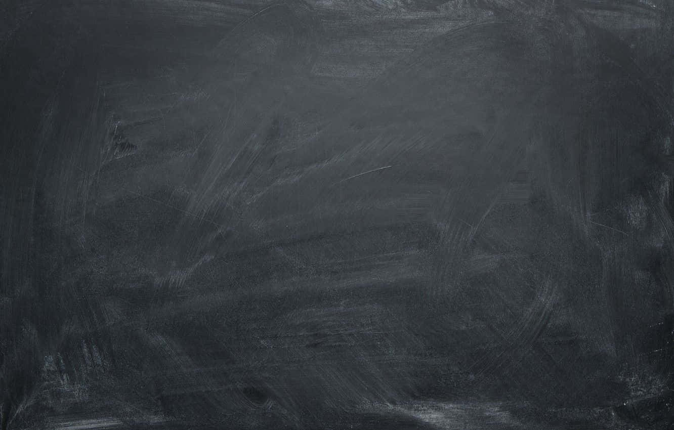 Board 桌布 壁紙 — 深灰色黑板表面的特寫，可見粉筆污跡和擦除的書寫痕跡。