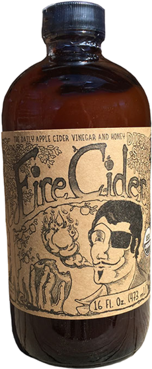 Apple Cider 桌布 壁紙 — 深琥珀色玻璃瓶裝的Fire Cider，帶有鄉村風格標籤，上面有卡通海盜和蘋果醋成分。