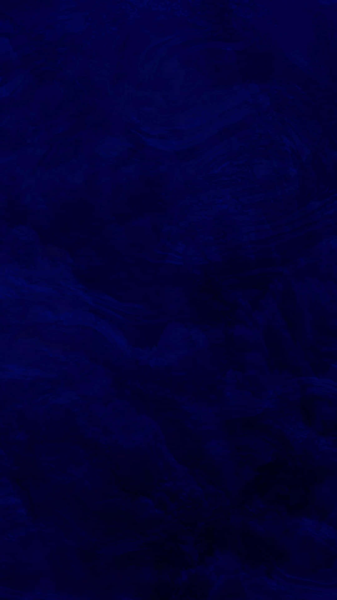 Solid Blue 桌布 壁紙 — 深皇家藍抽象紋理，帶有漩渦漸變和微妙的色調變化。