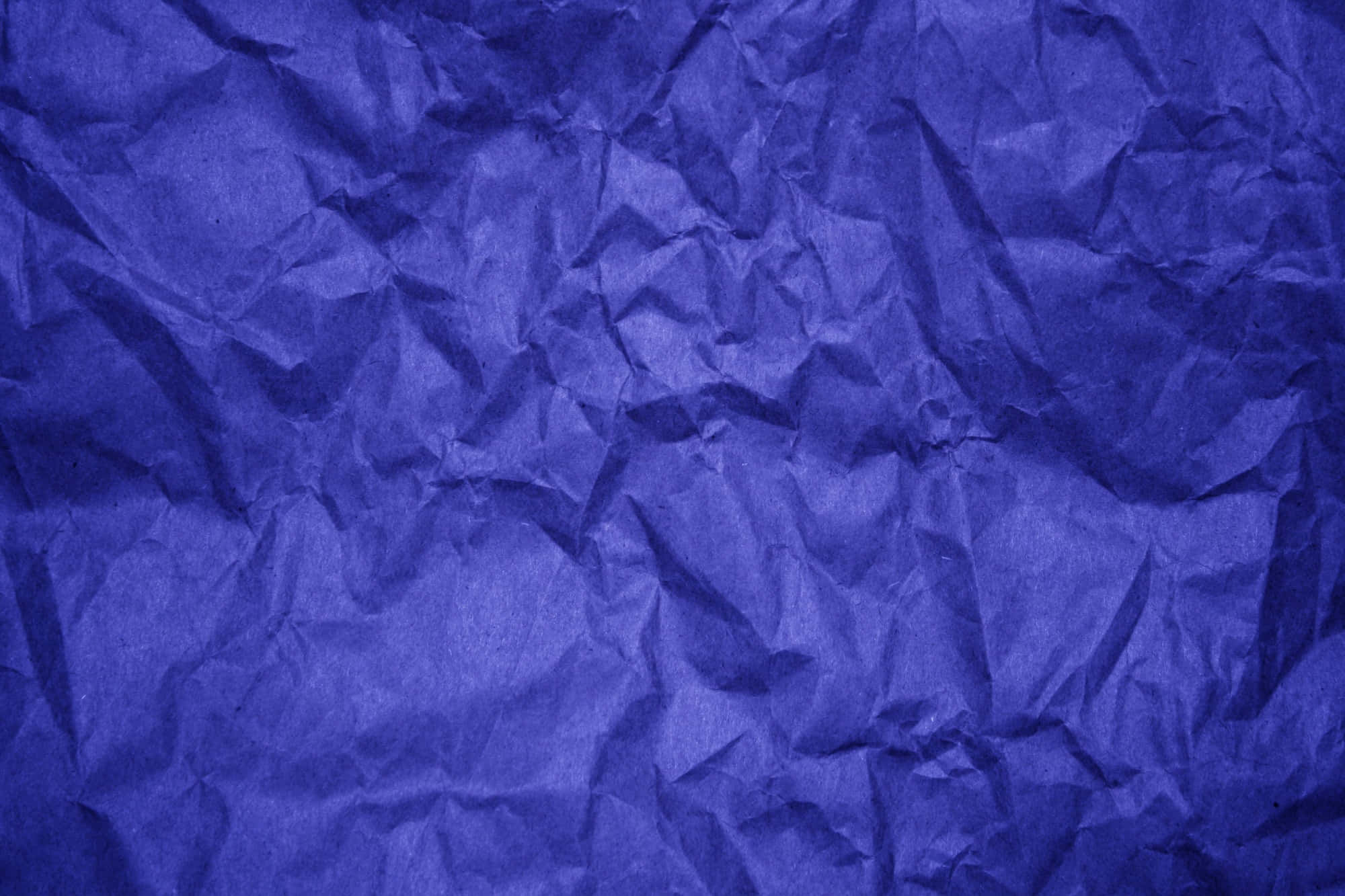 paper 桌布 壁紙 — 深皺皇家藍紙的特寫，帶有紋理摺痕和陰影。