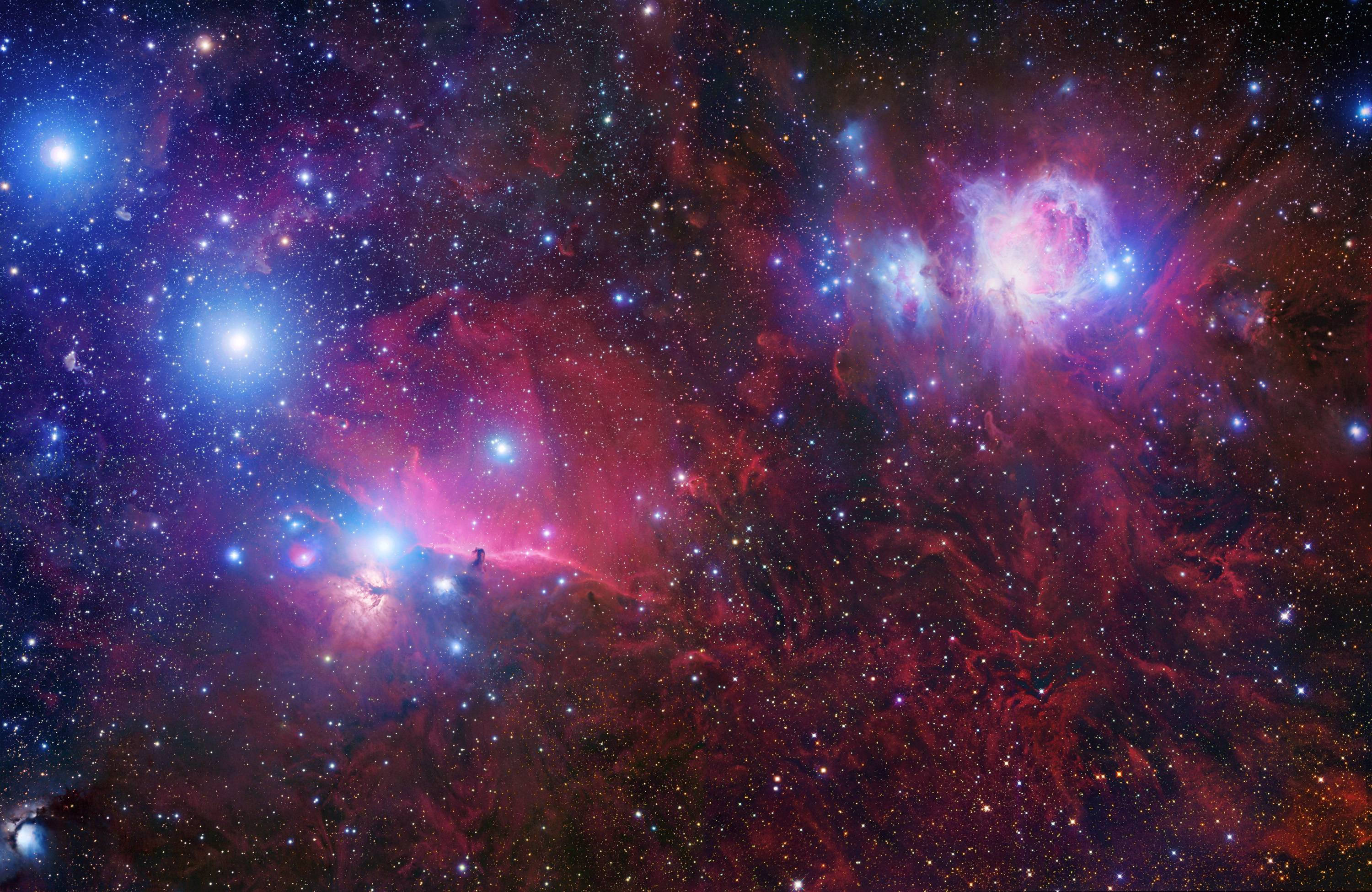 Star Space 桌布 壁紙 — 深空星雲中，紅色和藍色的鮮豔宇宙雲層閃耀著，散佈著星星。