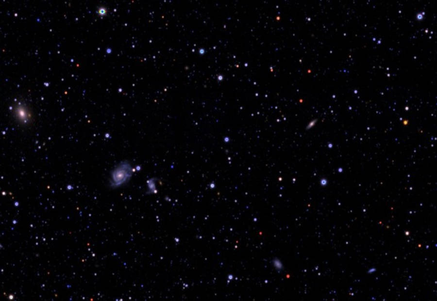 銀河 桌布 壁紙 — 深空景觀，充滿無數恆星和遙遠星系，在黑色虛空中閃耀。