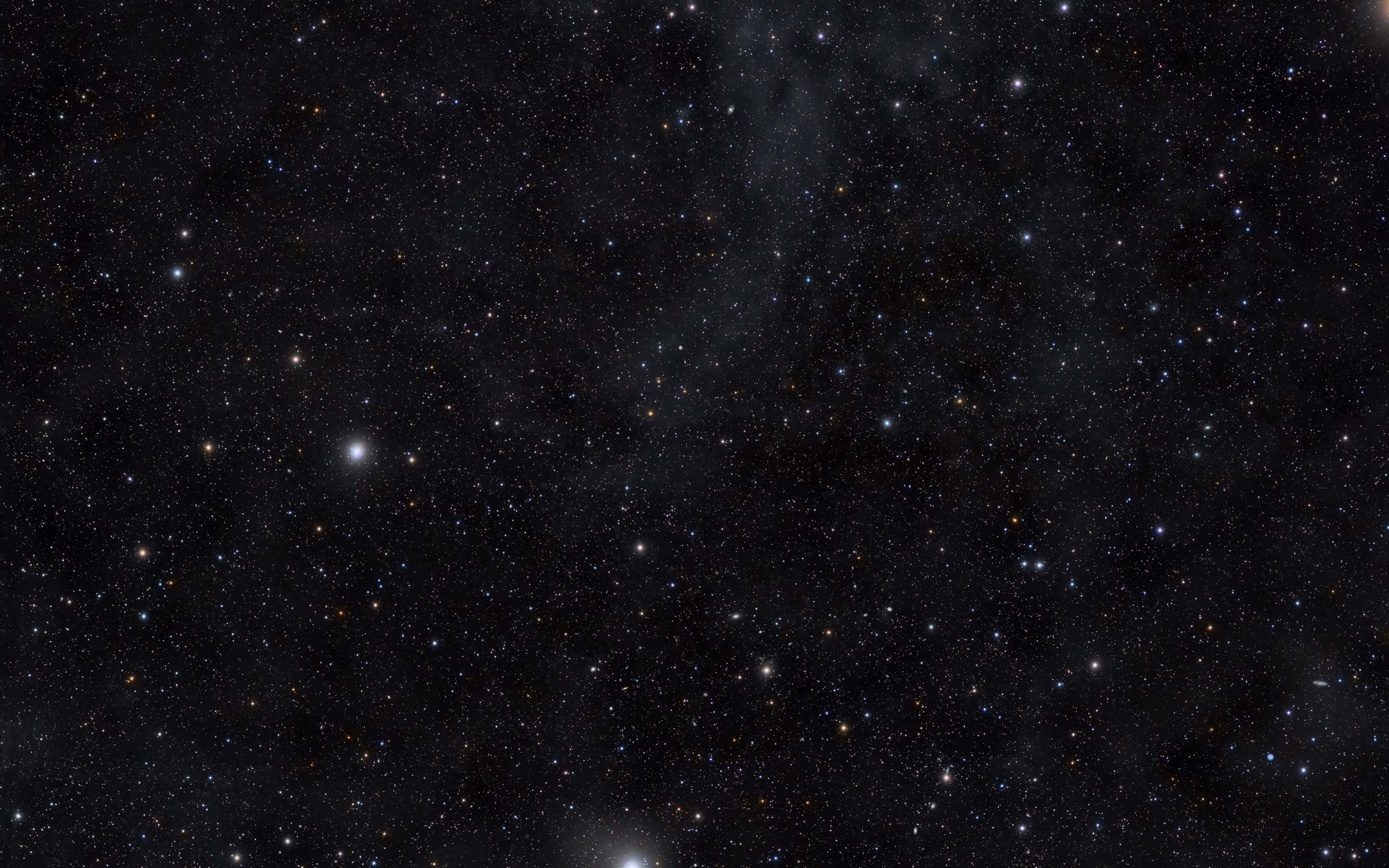 4K 太空 桌布 壁紙 — 深空視野，充滿無數恆星和微弱的宇宙塵埃雲，映襯著黑暗虛空。