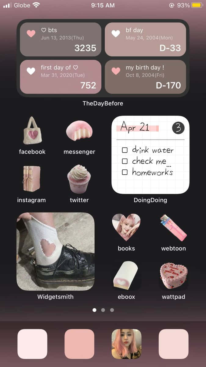 Aesthetic Widgets 桌布 壁紙 — 深粉紅色漸層手機主螢幕，配有可愛的心形主題應用程式圖示和里程碑小工具。