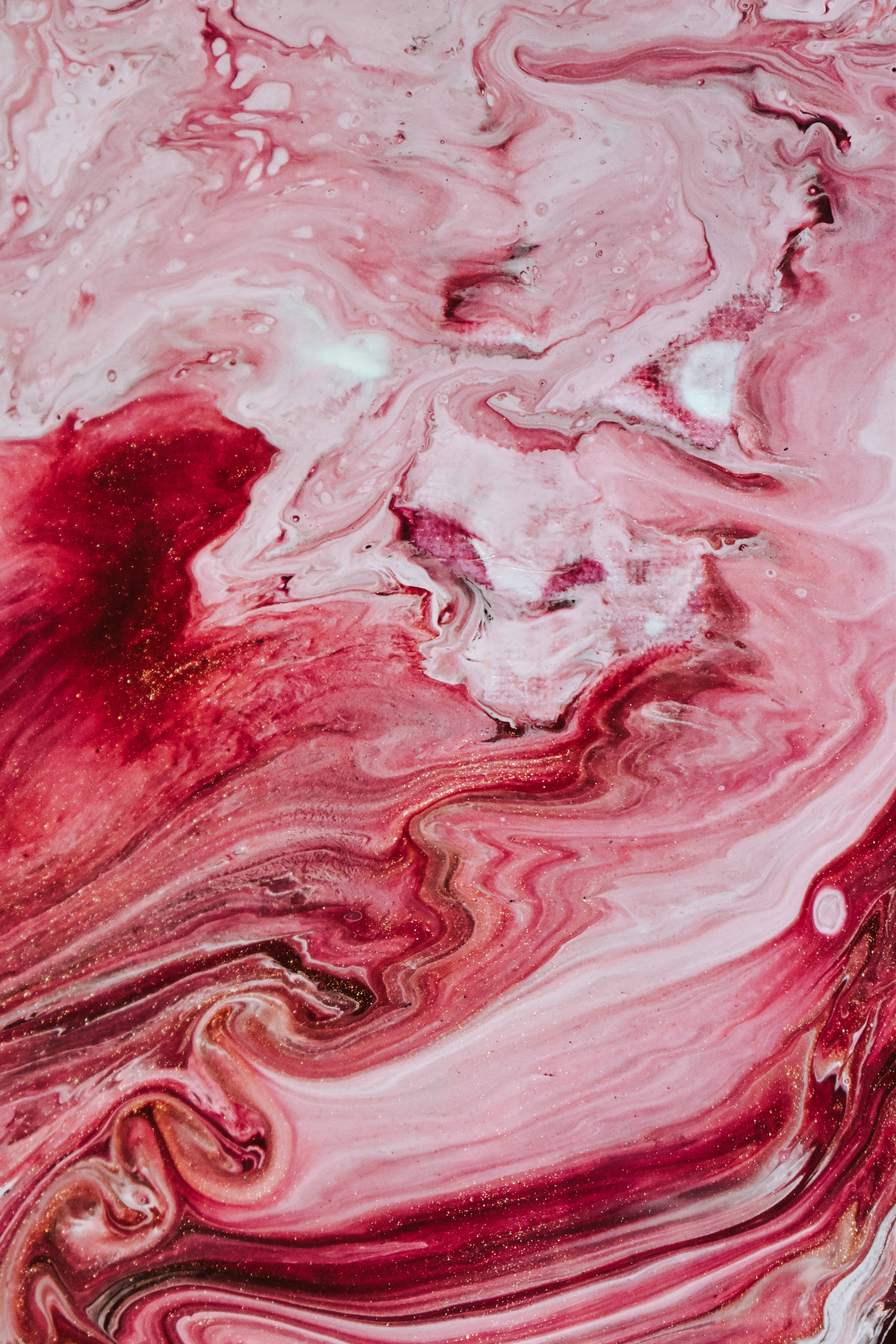 Pink Marble 桌布 壁紙 — 深紅、粉紅和白色的鮮豔漩渦抽象圖案，帶有閃亮質感。