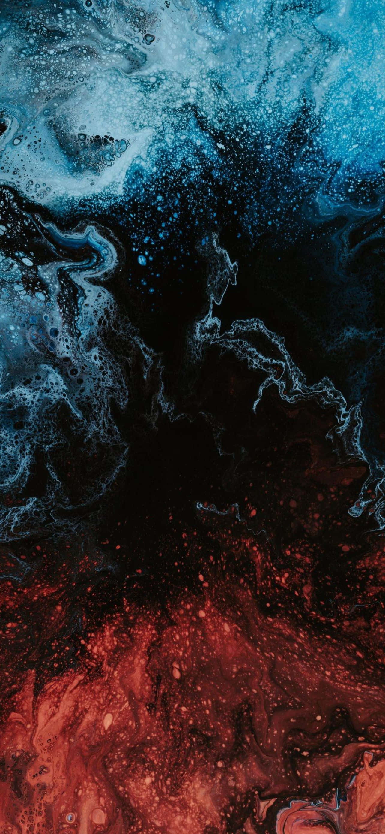 Blue iPhone 桌布 壁紙 — 深紅與電光藍交織的動感抽象流體藝術，呈現充滿活力的宇宙漩渦。