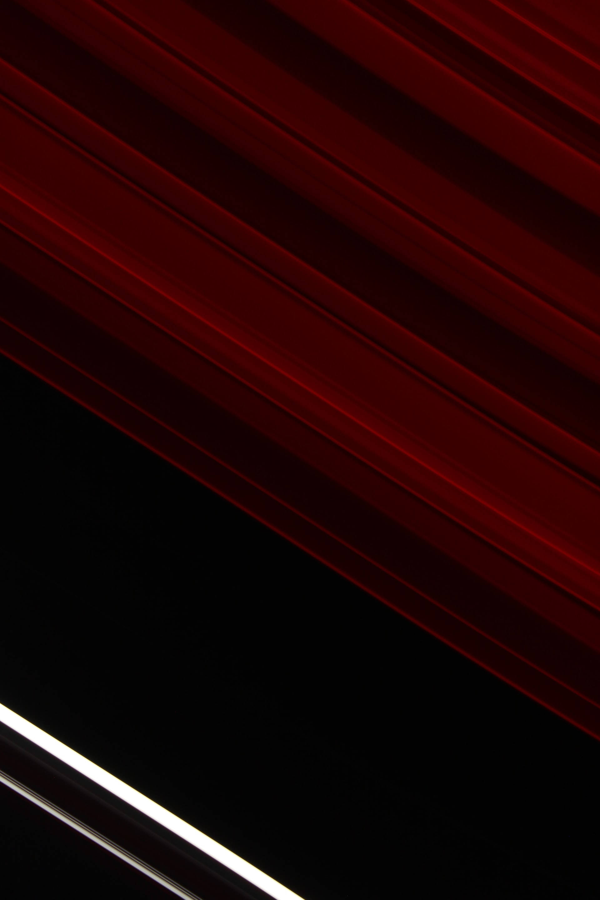 black aesthetic tumblr iPhone 桌布 壁紙 — 深紅色光的對角線條與帶有細白線的黑色背景形成鮮明對比。
