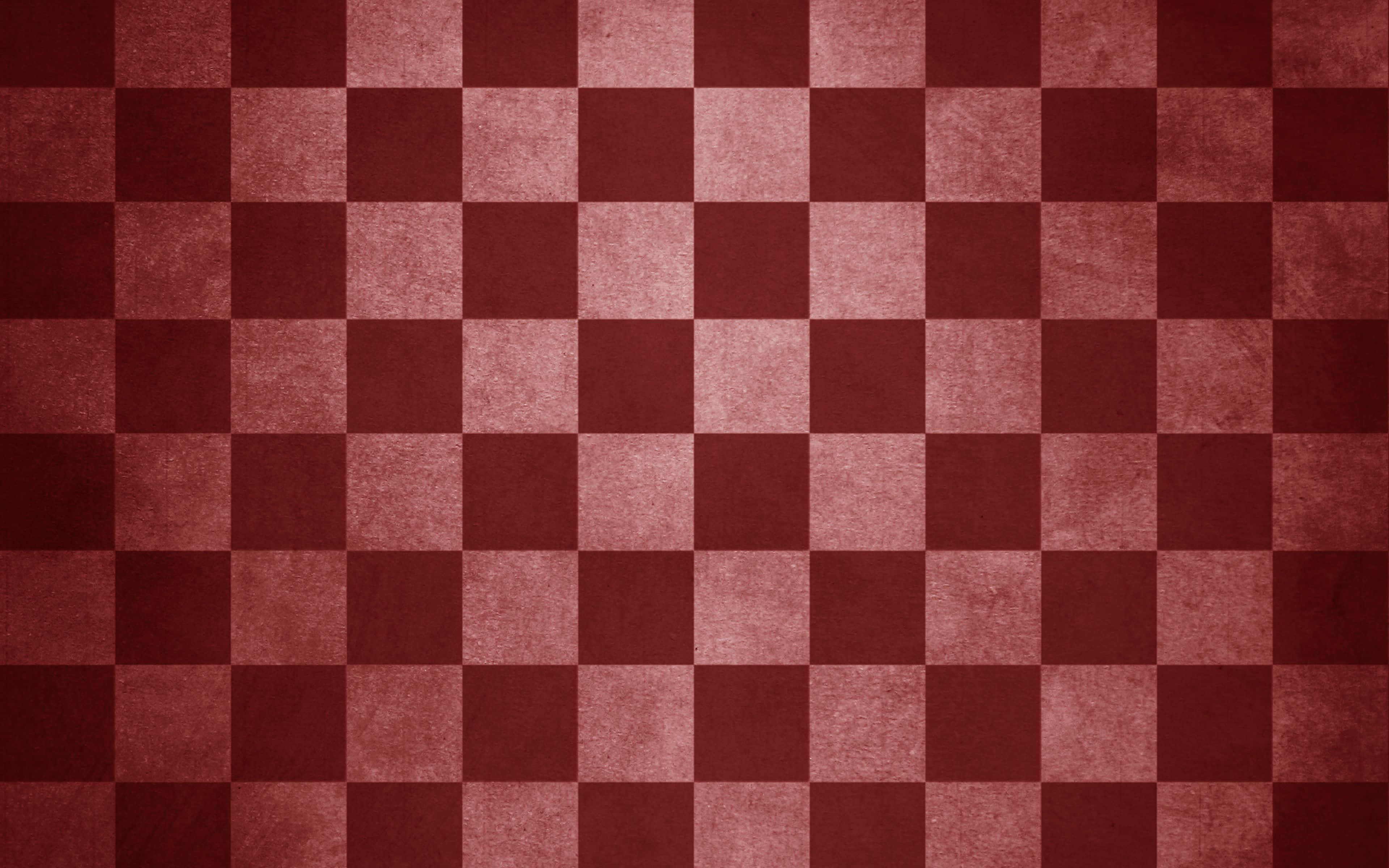 Red Checkered 桌布 壁紙 — 深紅色和柔和粉紅色調的紋理棋盤圖案，帶有復古磨損效果。