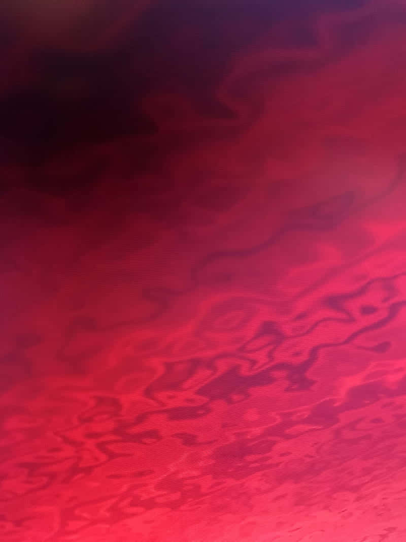 Solid Red 桌布 壁紙 — 深紅色和紫色的漩渦抽象圖案，帶有微妙的波浪紋理和漸變照明。