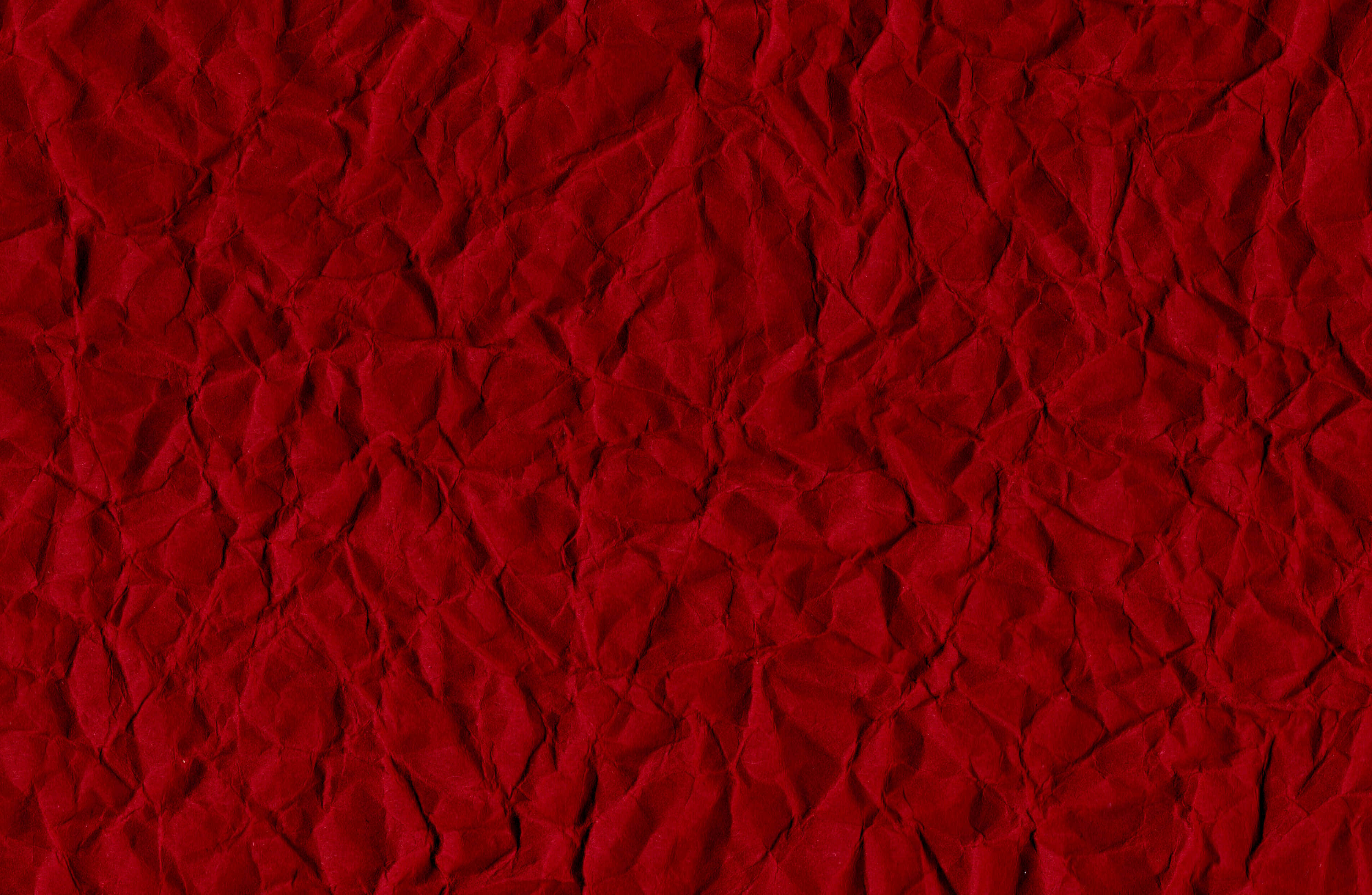 Red Texture 桌布 壁紙 — 深紅色布料，帶有深邃皺褶和陰影，營造出奢華的紋理表面。