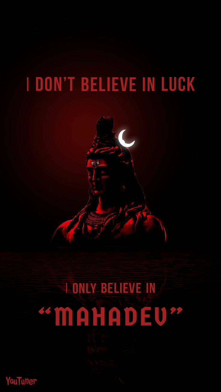 Mahadev Full HD 桌布 壁紙 — 深紅色濕婆剪影，頭戴新月冠冕，黑色背景上以粗體紅字宣告信仰瑪哈德夫勝過運氣。