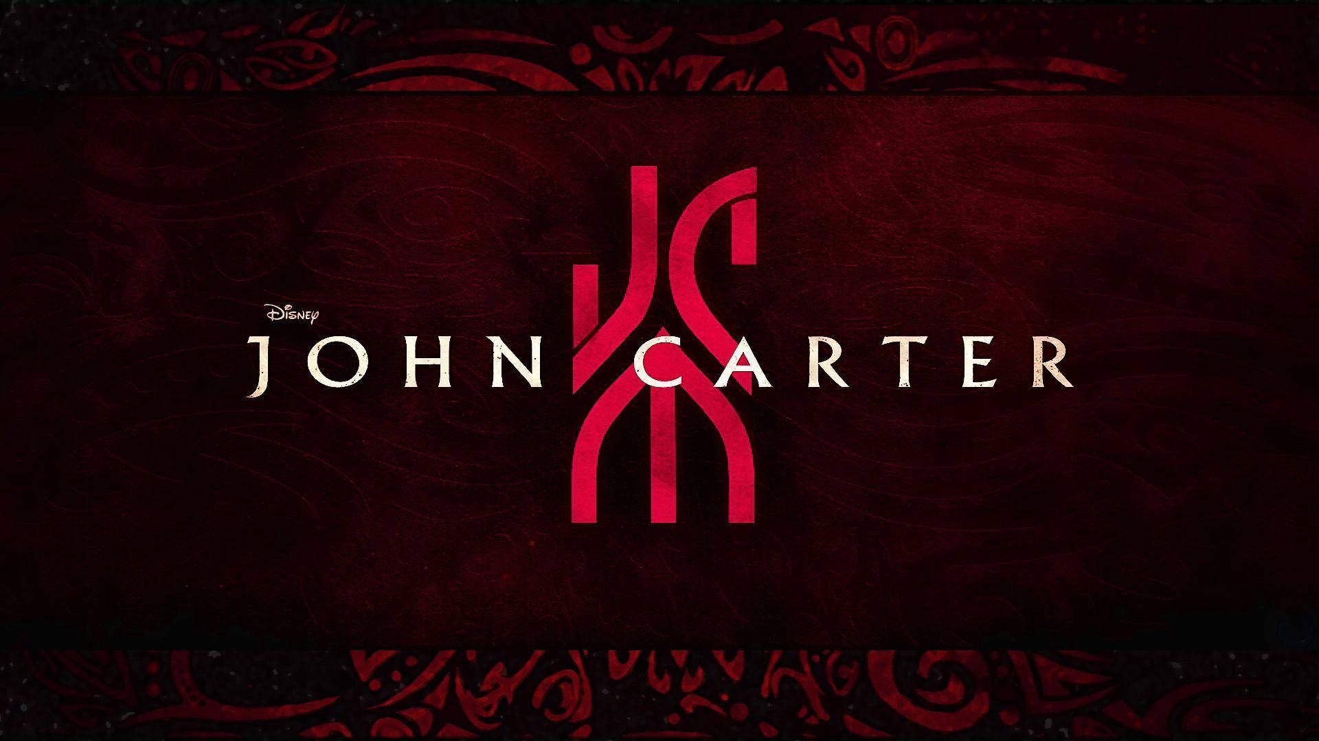 john carter 桌布 壁紙 — 深紅色紋理背景上，以華麗的白色字體顯示標題 John Carter，並帶有風格化的紅色標誌。