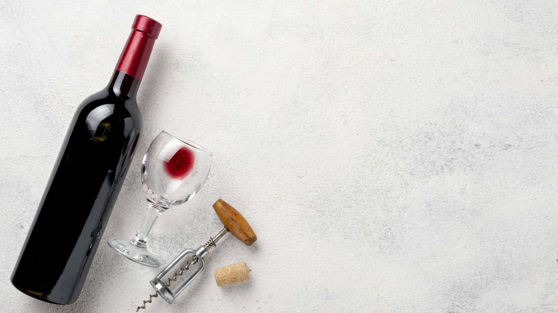 葡萄酒 桌布 壁紙 — 深紅色酒瓶、玻璃開瓶器和軟木塞放在有紋理的淺灰色表面上。