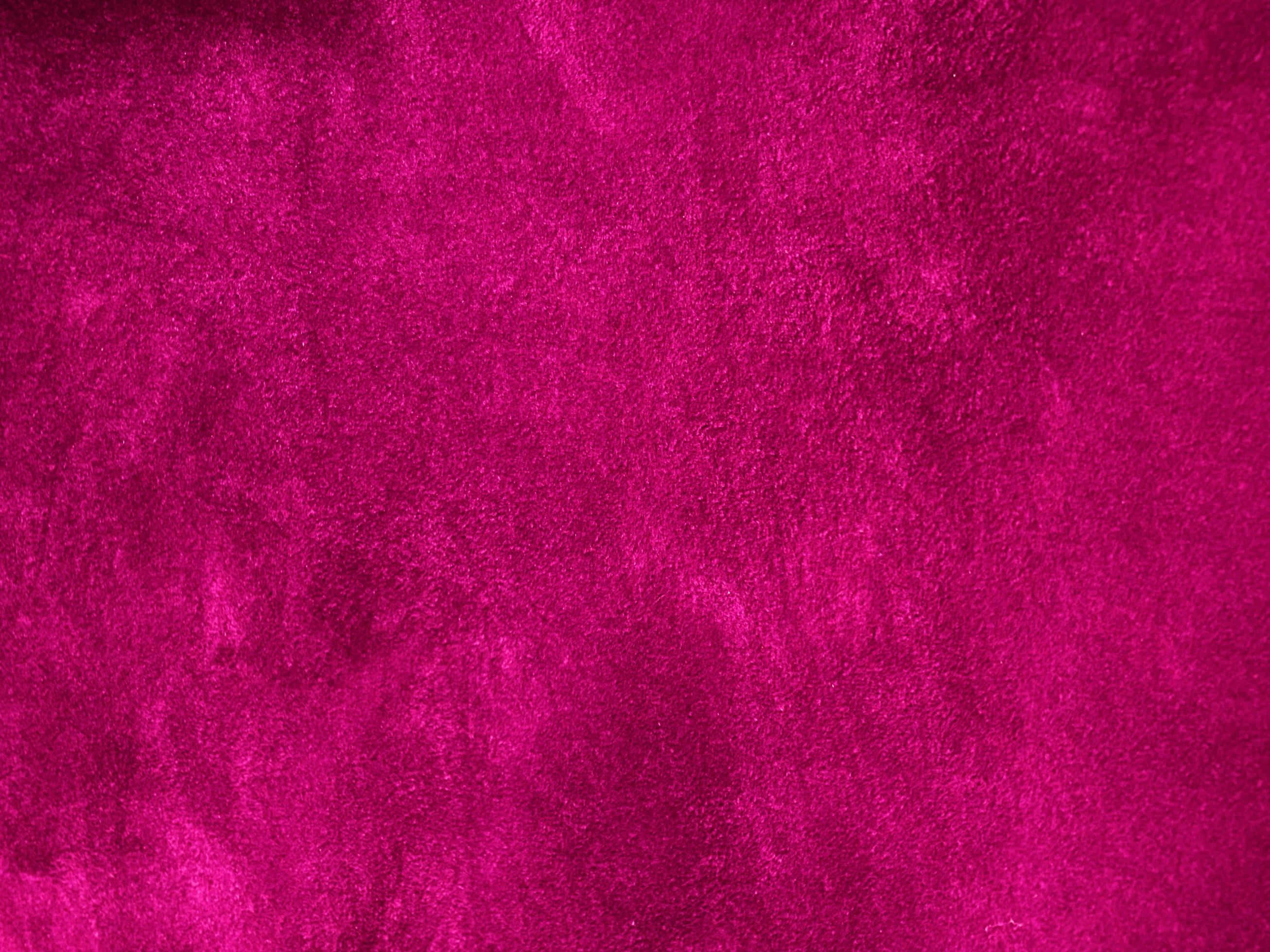 Dark Pink 桌布 壁紙 — 深紫紅色天鵝絨面料的特寫，帶有柔軟的紋理纖維和微妙的色彩變化。