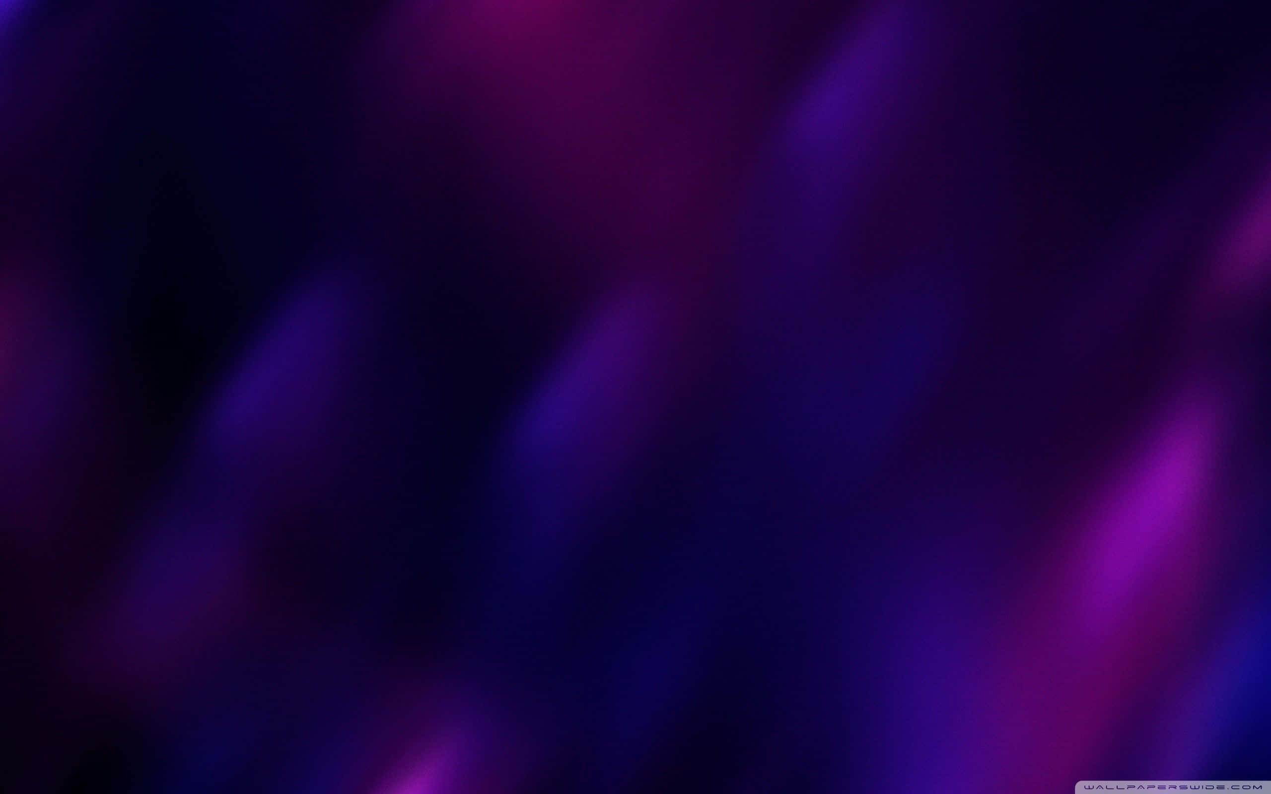 Blue And Purple 桌布 壁紙 — 深紫色和洋紅色在深色畫布上柔和融合的夢幻抽象漸變。