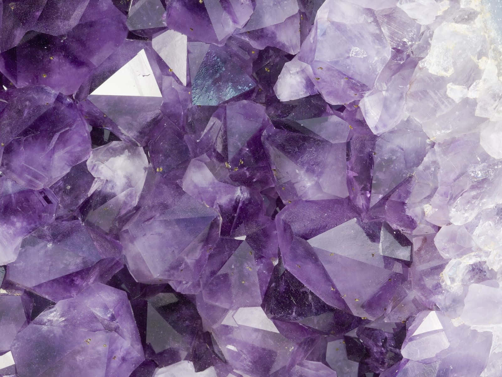 crystals 桌布 壁紙 — 深紫色和淡薰衣草色調中閃閃發光的紫水晶晶體特寫，具有銳利的幾何刻面。