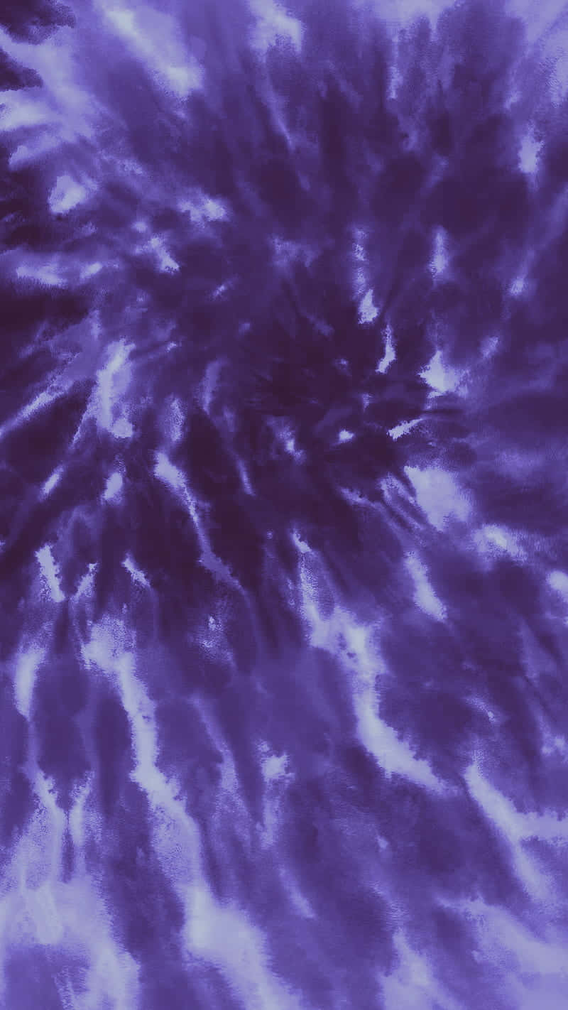 Purple Dye 桌布 壁紙 — 深紫色和白色染料形成旋轉抽象圖案，營造出動態紮染效果。