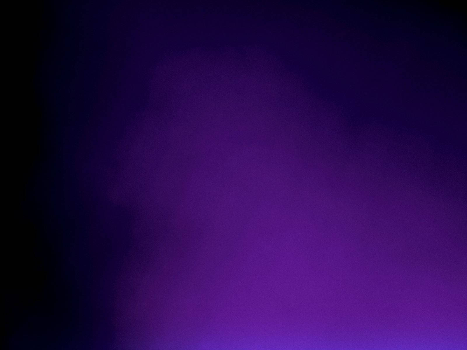Violet 桌布 壁紙 — 深紫色和紫羅蘭色的煙霧漸變在黑暗背景中飄移，營造出神秘的氛圍效果。