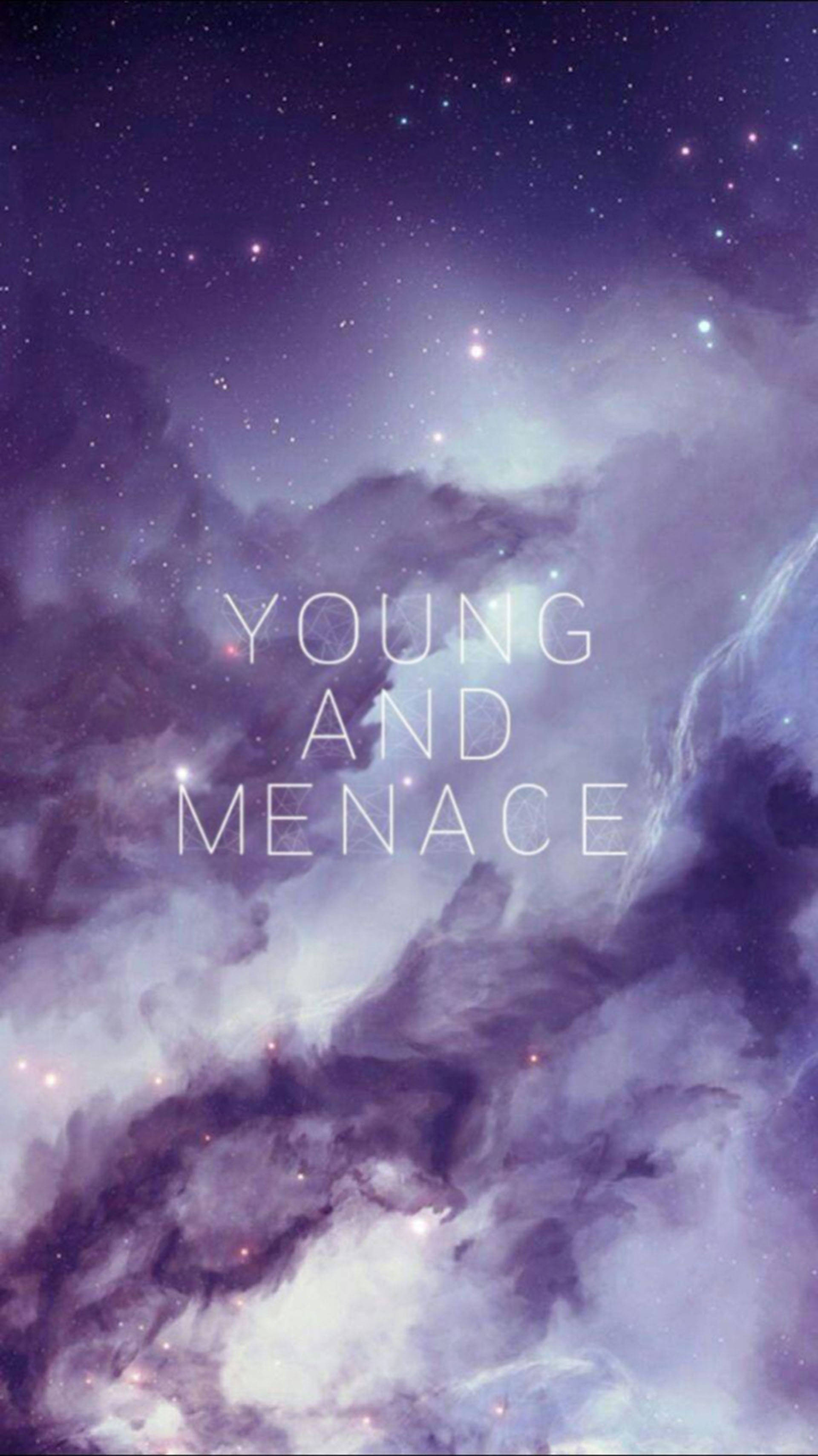 美少年動態圖 桌布 壁紙 — 深紫色和藍色的宇宙星雲旋轉，閃爍的星星和文字 young and menace 在雲層中飄浮。