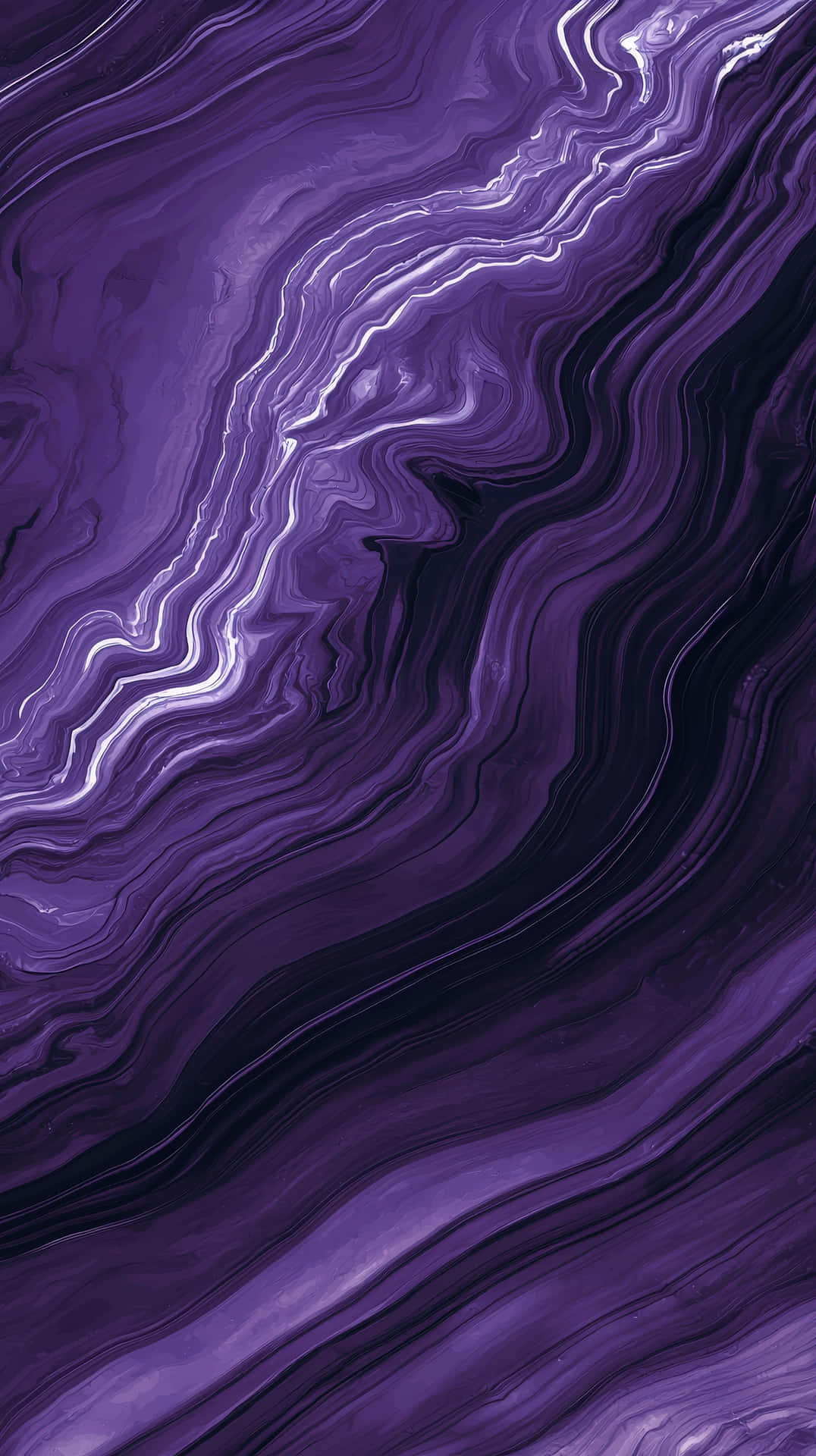 Abstract fluid art pattern with purple and black marbled texture 壁紙 — 深紫色和銀白色像液體大理石般流動的迷人抽象漩渦。